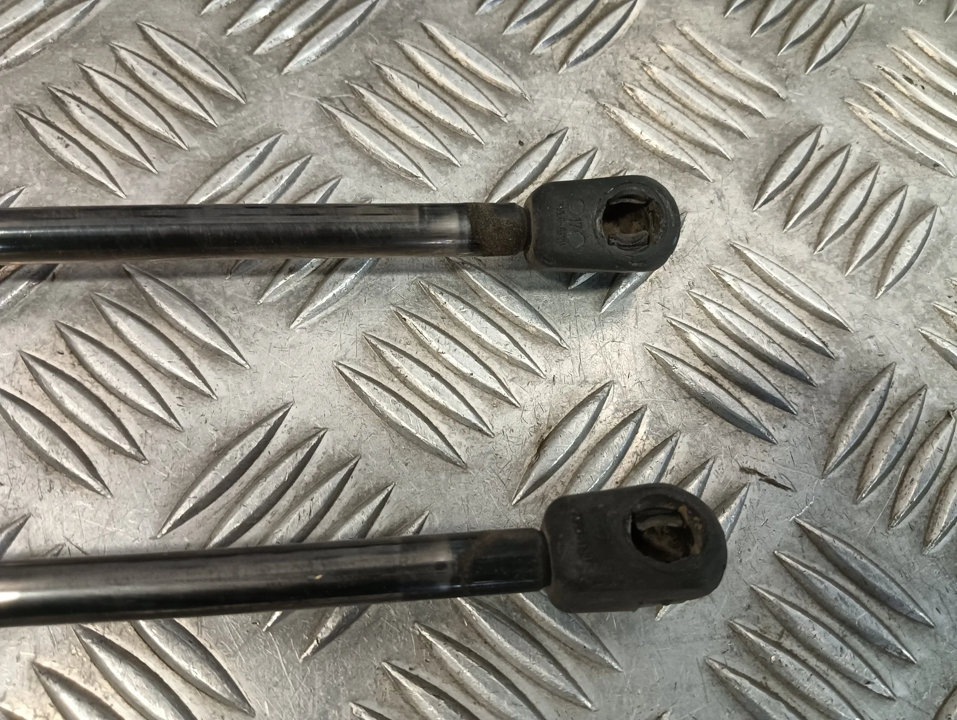 Amortiguadores Maletero / Porton para Mercedes-Benz Vito (W638) Caja Cerrada