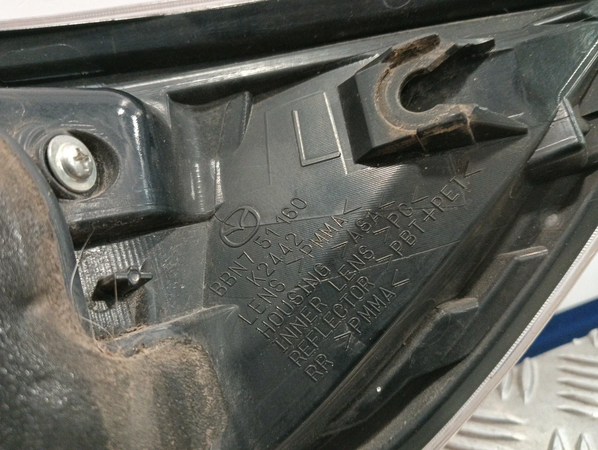 Piloto Trasero Izquierdo para Mazda 3 Lim. (Bl)