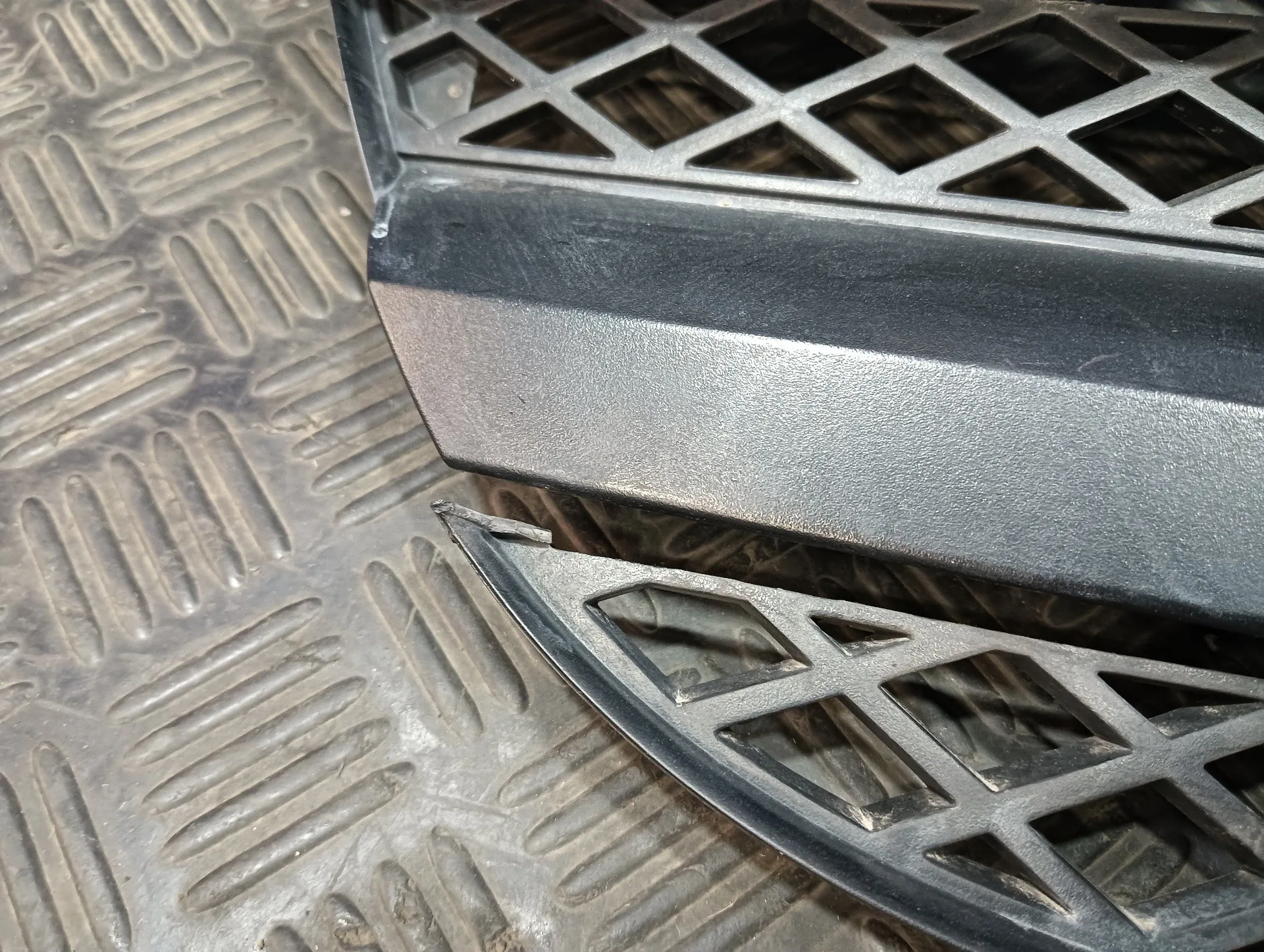 Rejilla Delantera para Mercedes-Benz Sprinter 02.00 -> Caja Cerrada