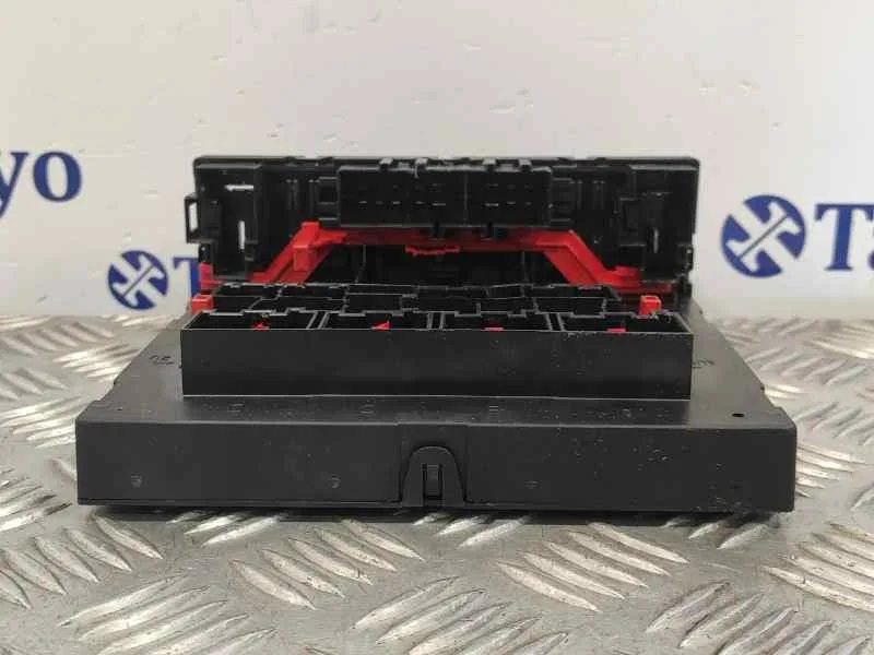 Caja Reles / Fusibles para Volkswagen Golf V Berlina (1K1)