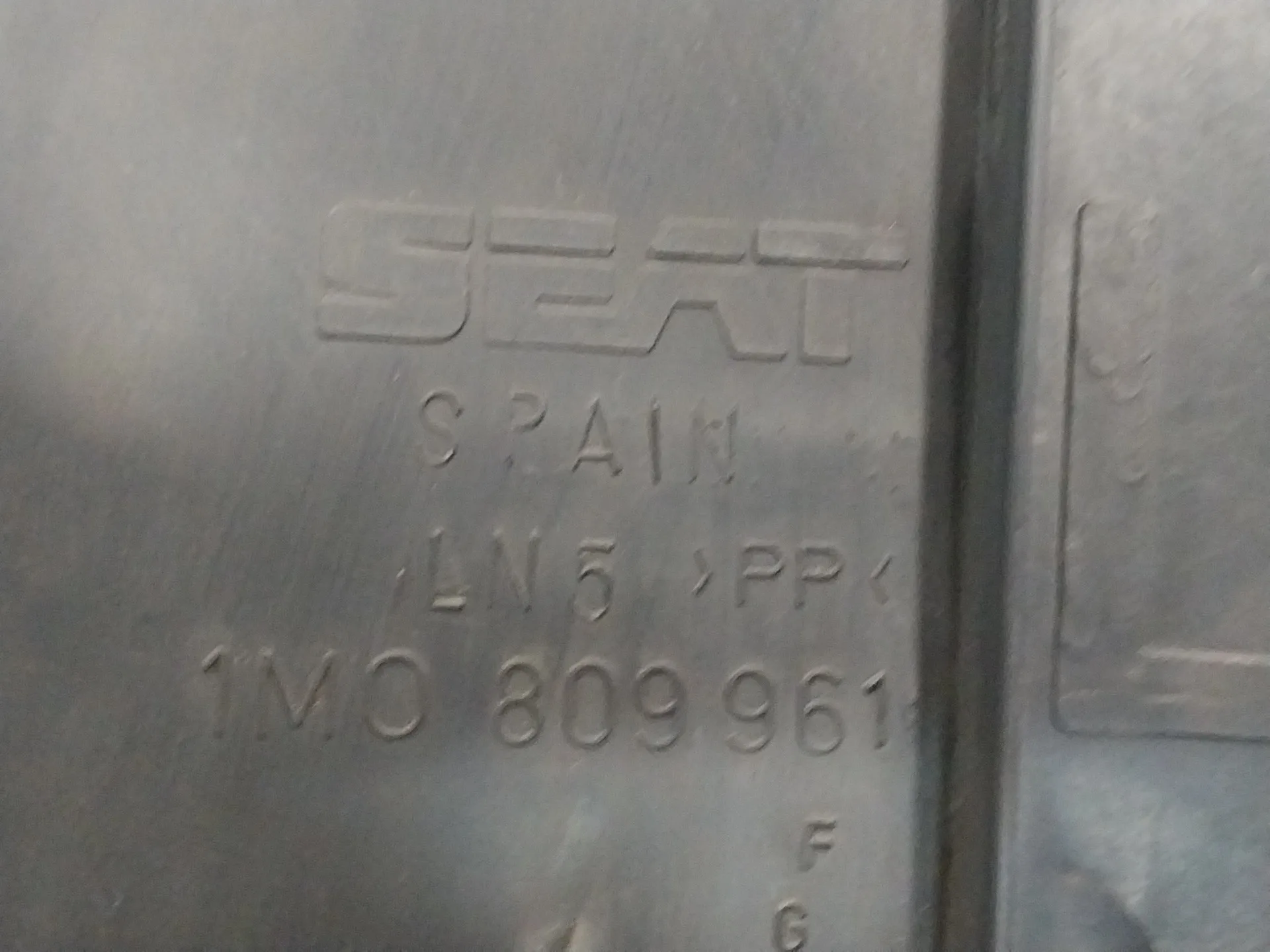 Plastico Paso Rueda Delantero Izquierdo para Seat Toledo (1M2)