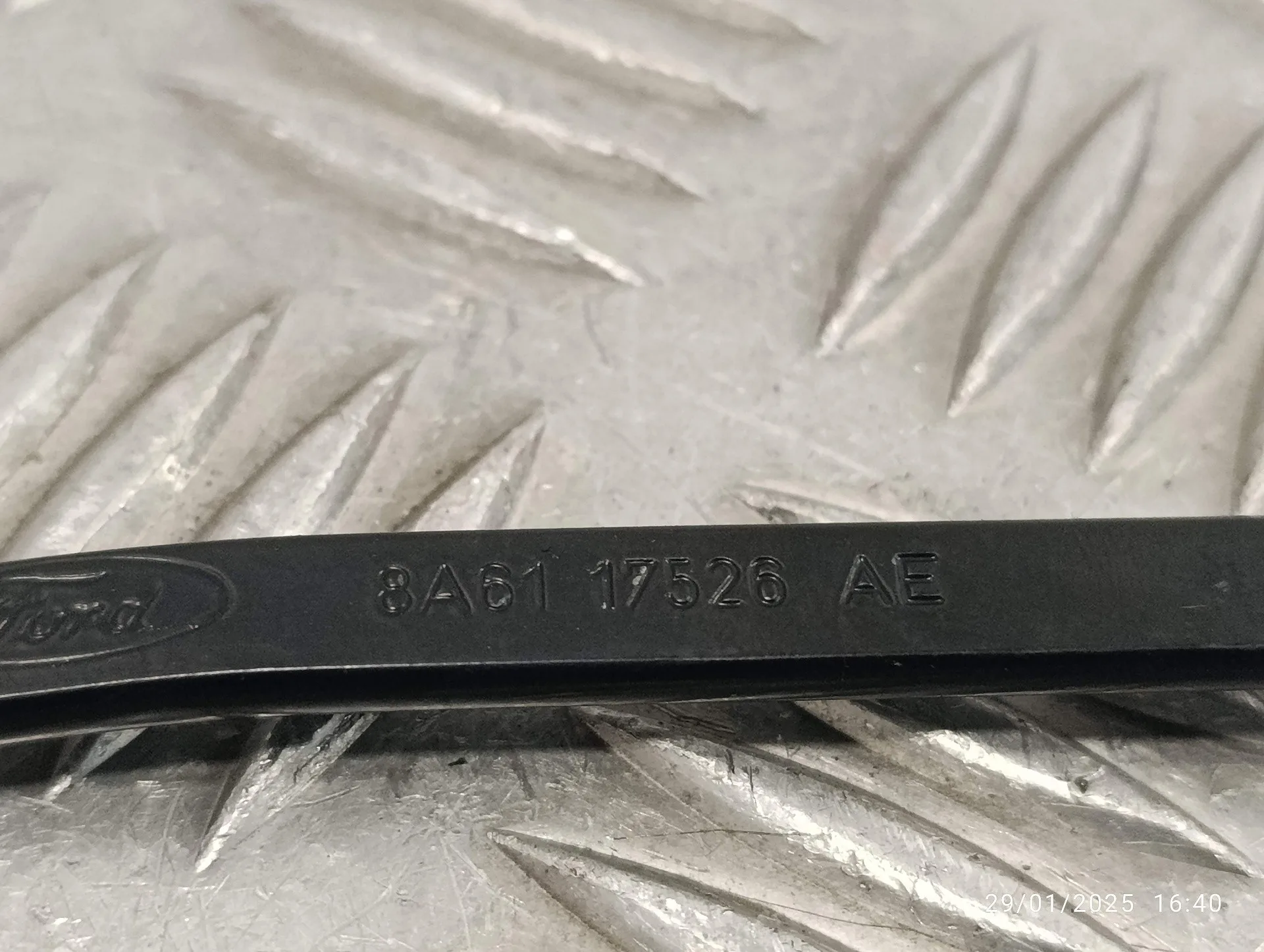 Brazo Limpia Delantero Izquierdo para Ford Fiesta (Ccn)
