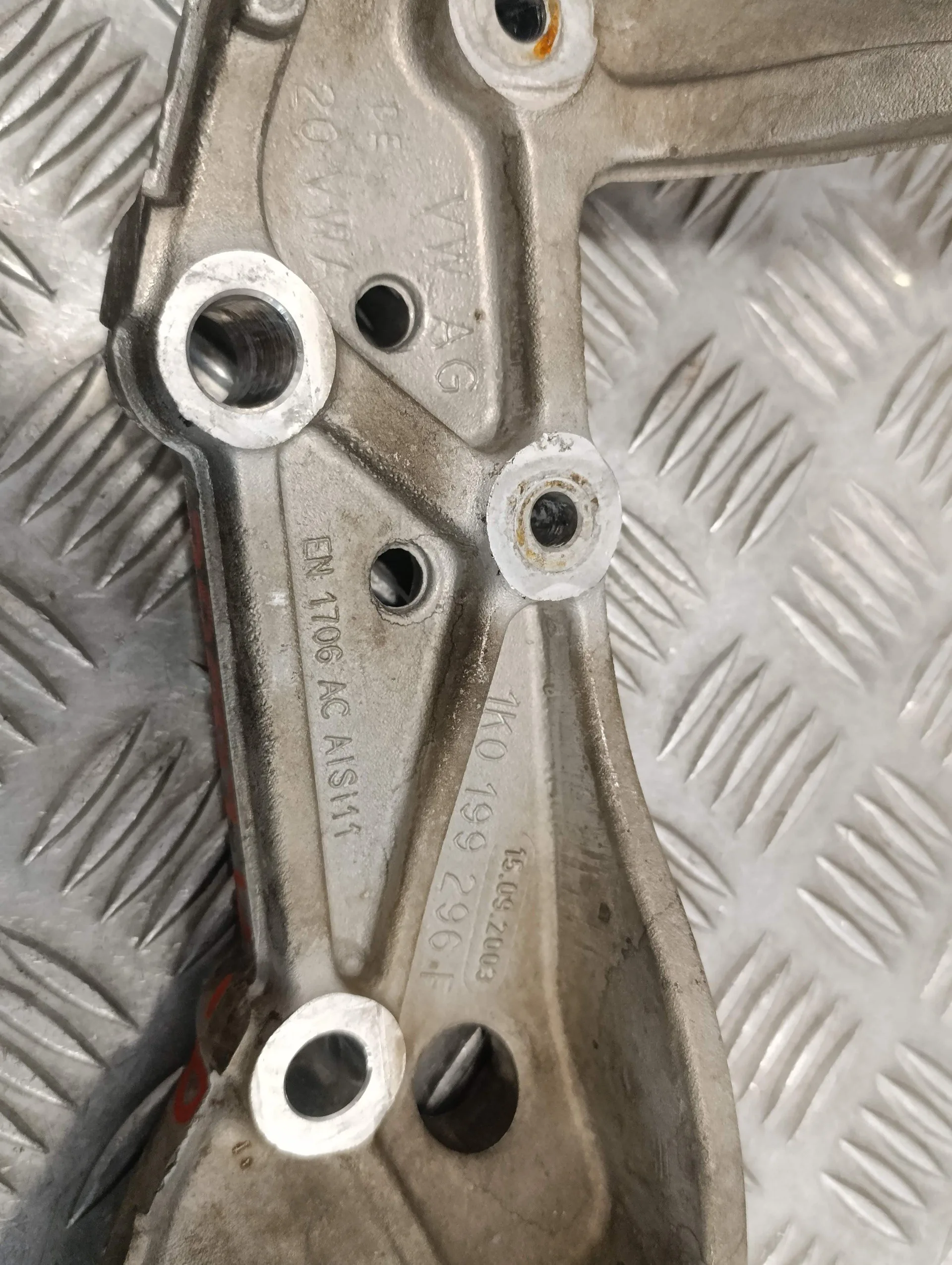 Soporte Brazo Suspension Delantero Derecho para Volkswagen Caddy Ka/Kb (2K)