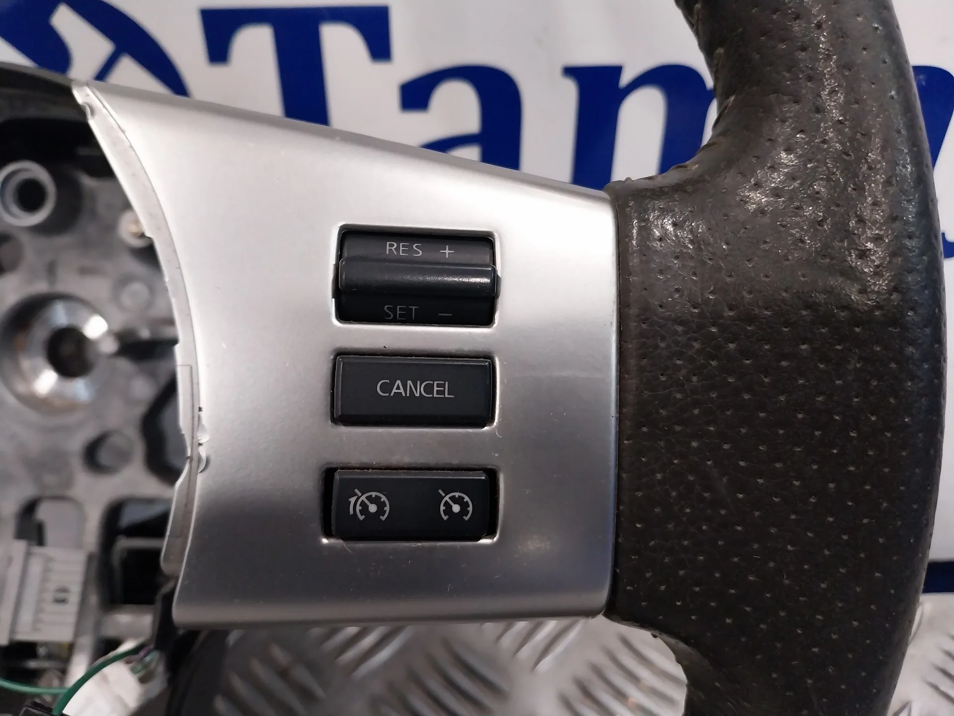 Volante para Nissan Pathfinder (R51)