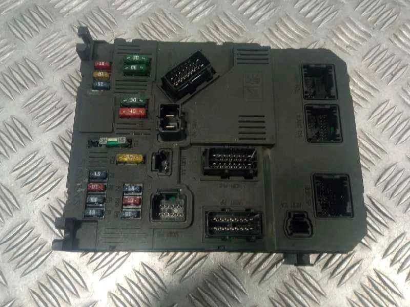 Caja Reles / Fusibles para Peugeot 206 Berlina