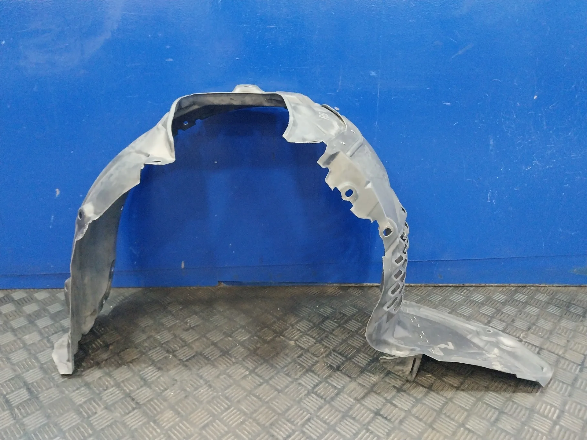 Plastico Paso Rueda Delantero Izquierdo para Mazda 3 Lim. (Bl)