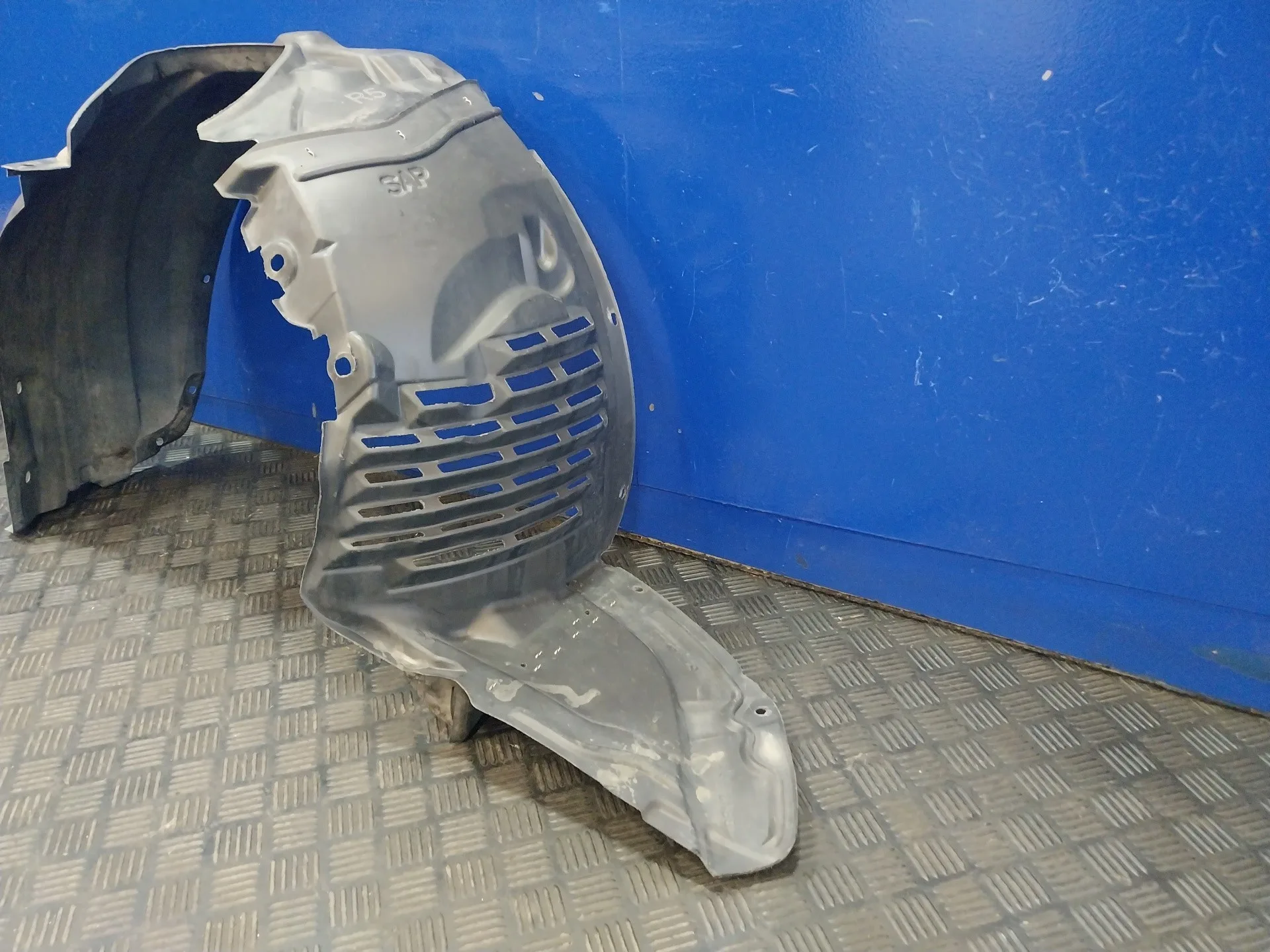 Plastico Paso Rueda Delantero Izquierdo para Mazda 3 Lim. (Bl)