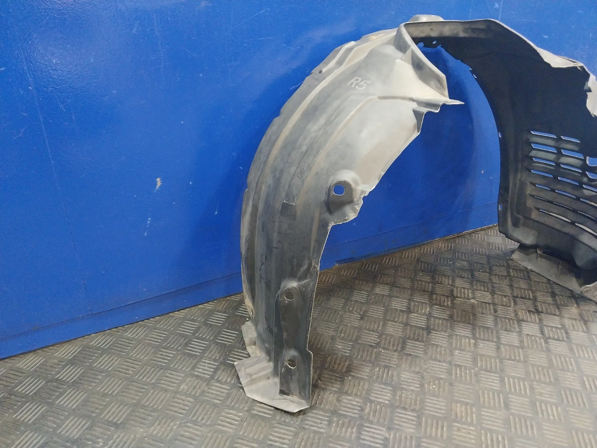 Plastico Paso Rueda Delantero Izquierdo para Mazda 3 Lim. (Bl)