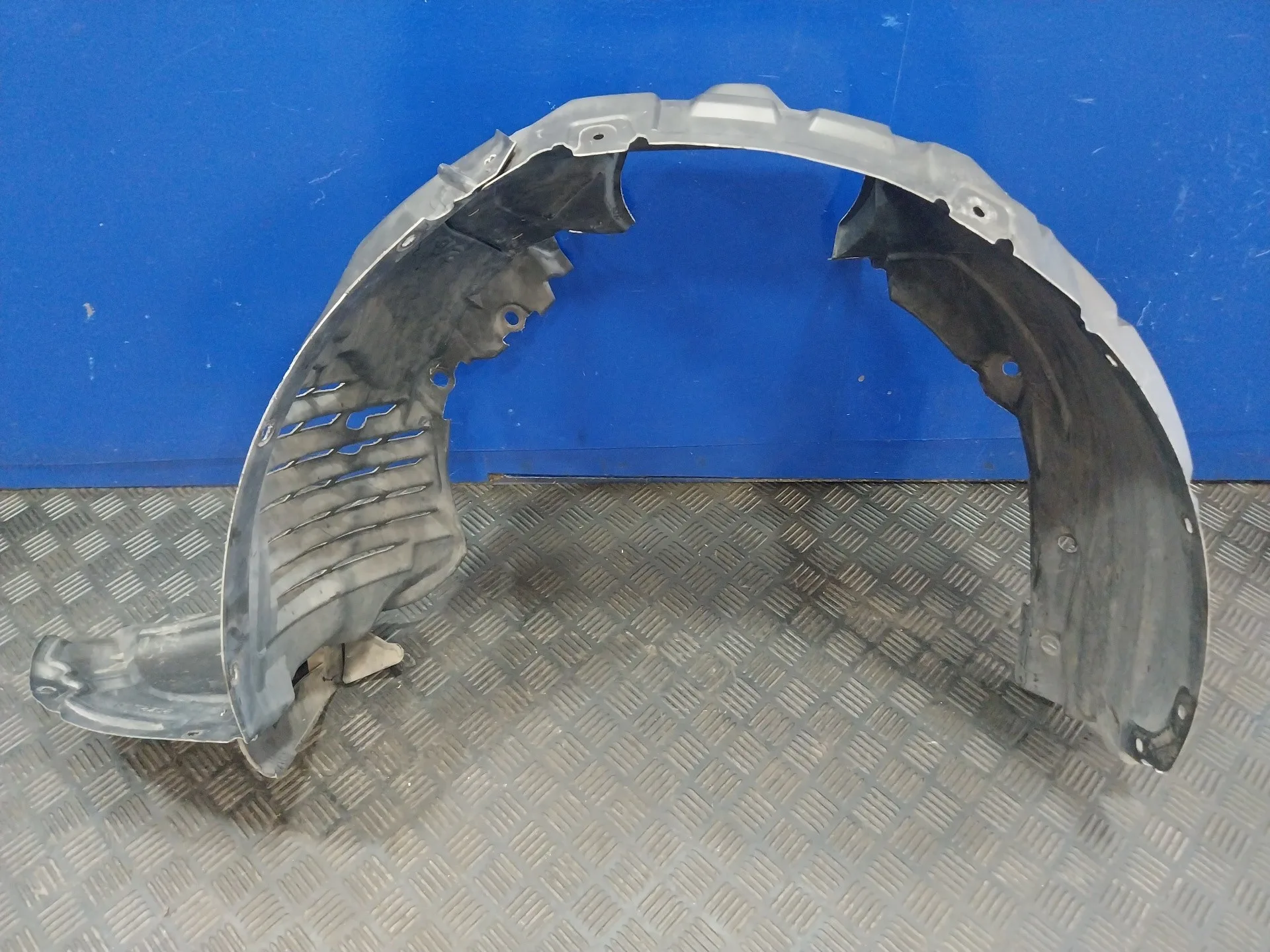 Plastico Paso Rueda Delantero Izquierdo para Mazda 3 Lim. (Bl)
