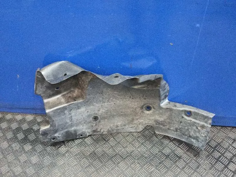 Plastico Paso Rueda Delantero Izquierdo para Nissan Interstar