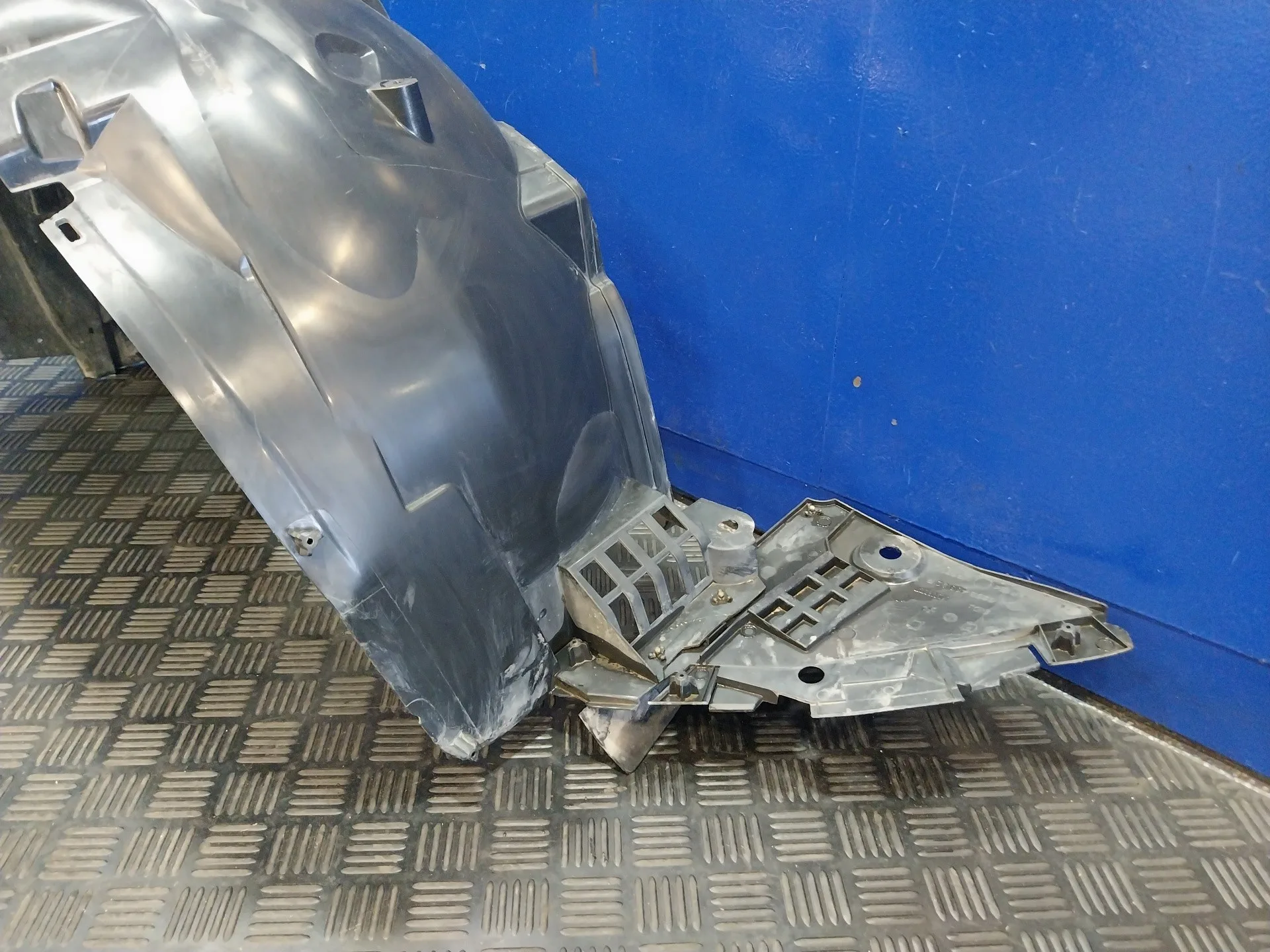 Plastico Paso Rueda Delantero Derecho para Dacia Sandero