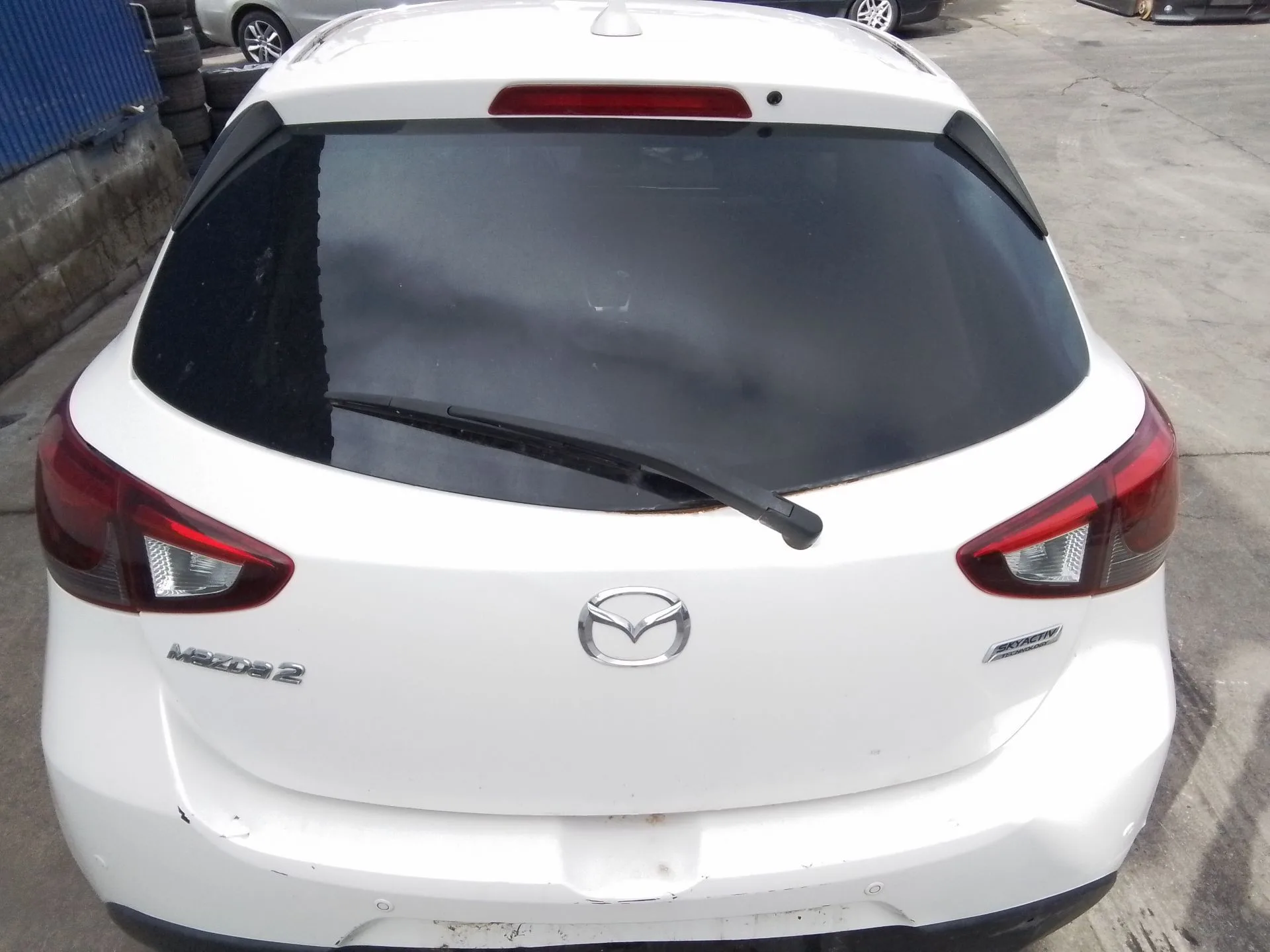 Porton Trasero para Mazda 2 Lim. ()