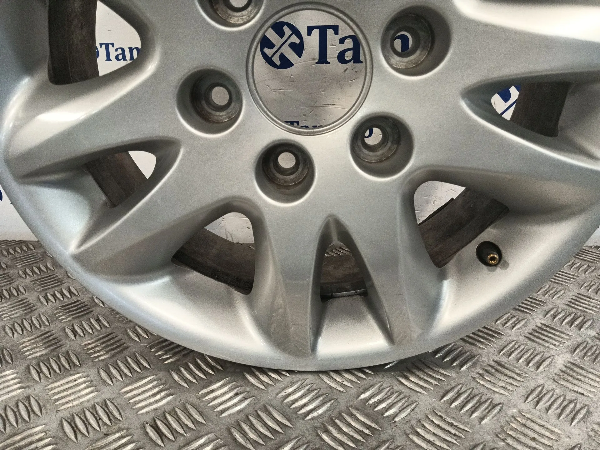Llanta para Kia Carnival