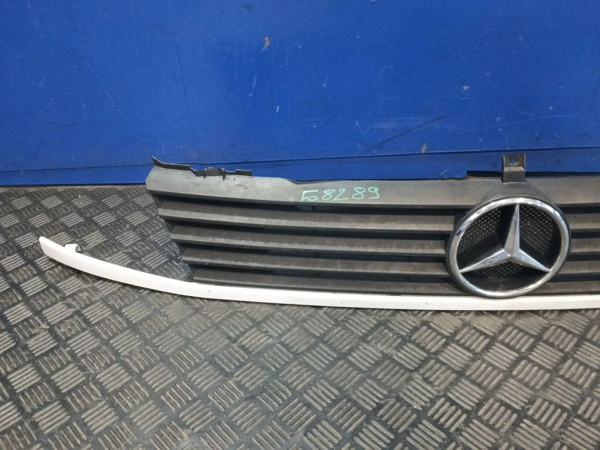 Rejilla Delantera para Mercedes-Benz Vito (W638) Caja Cerrada