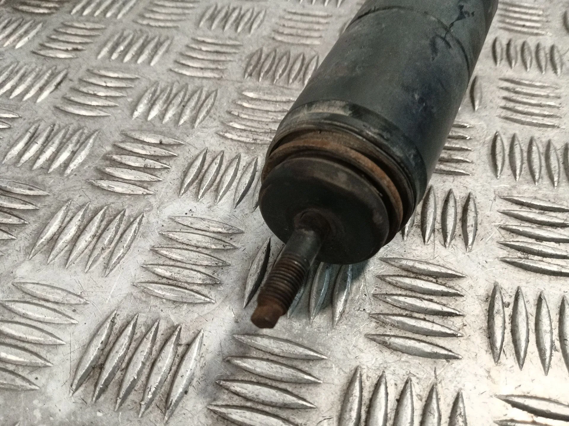 Amortiguador Delantero para Nissan Nt400 Cabstar (F24M)
