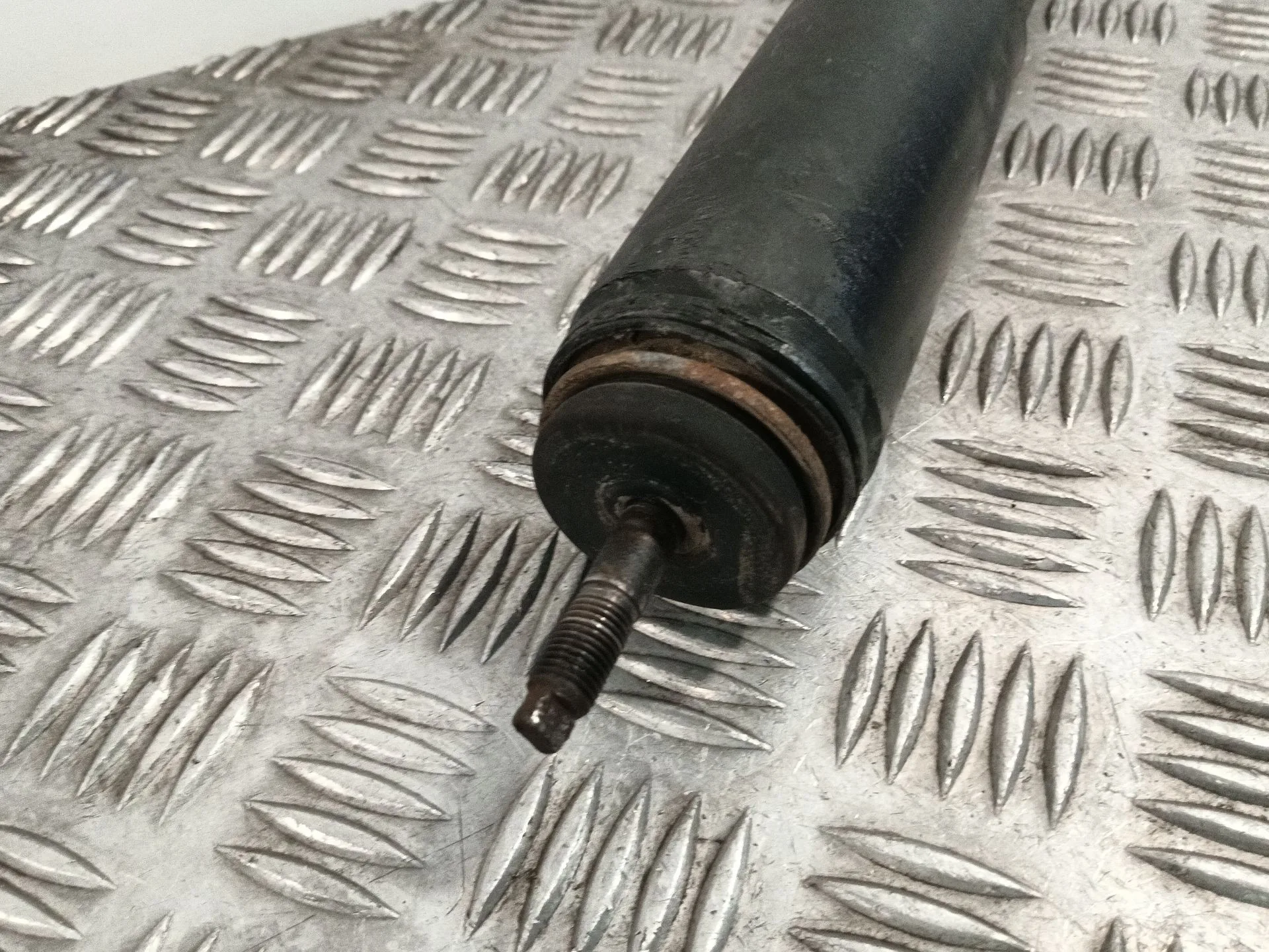 Amortiguador Delantero para Nissan Nt400 Cabstar (F24M)