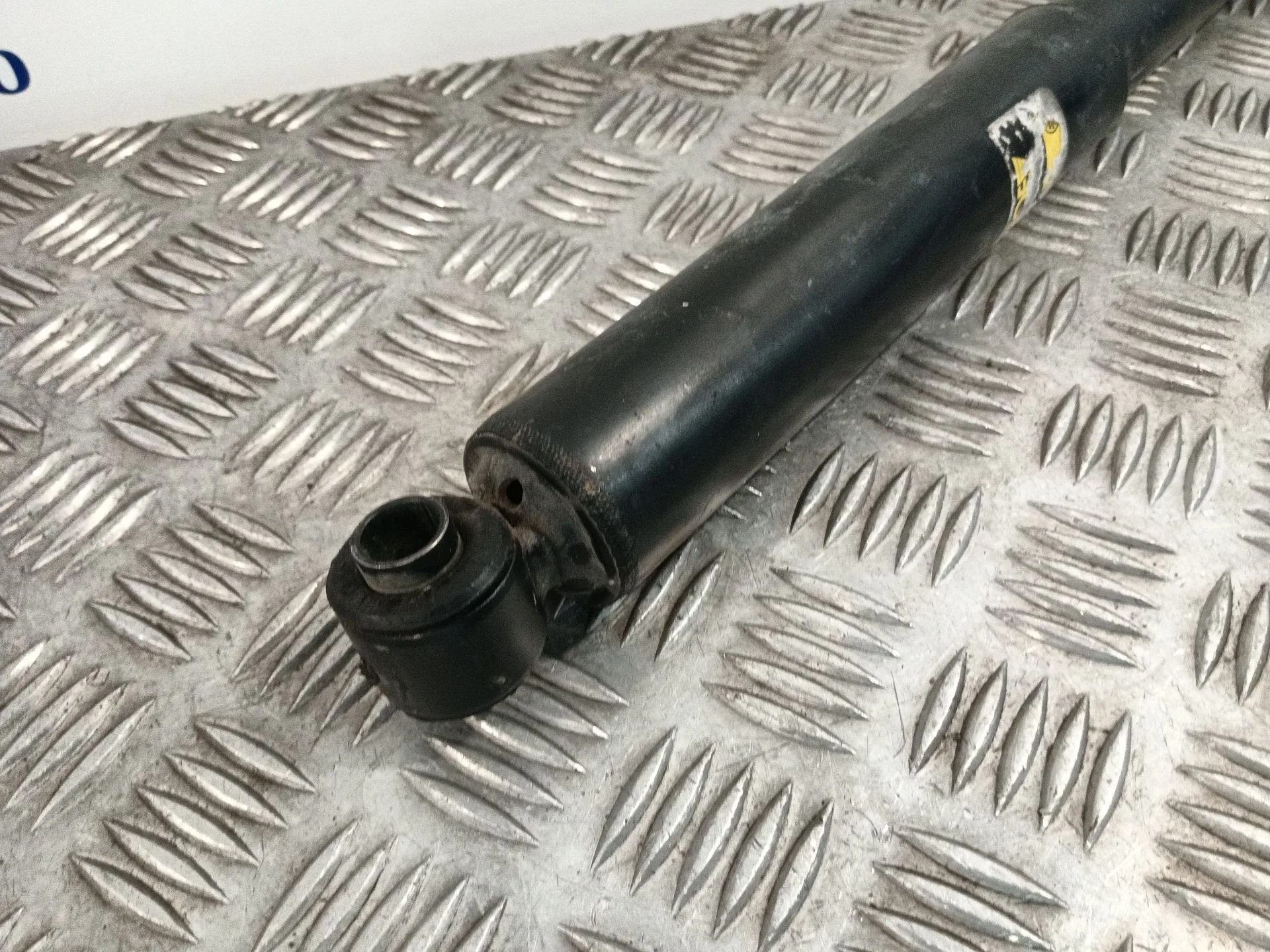 Amortiguador Trasero para Nissan Nt400 Cabstar (F24M)