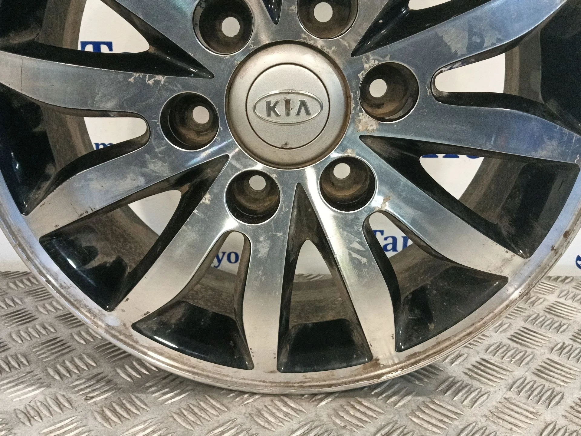 Llanta para Kia Carnival