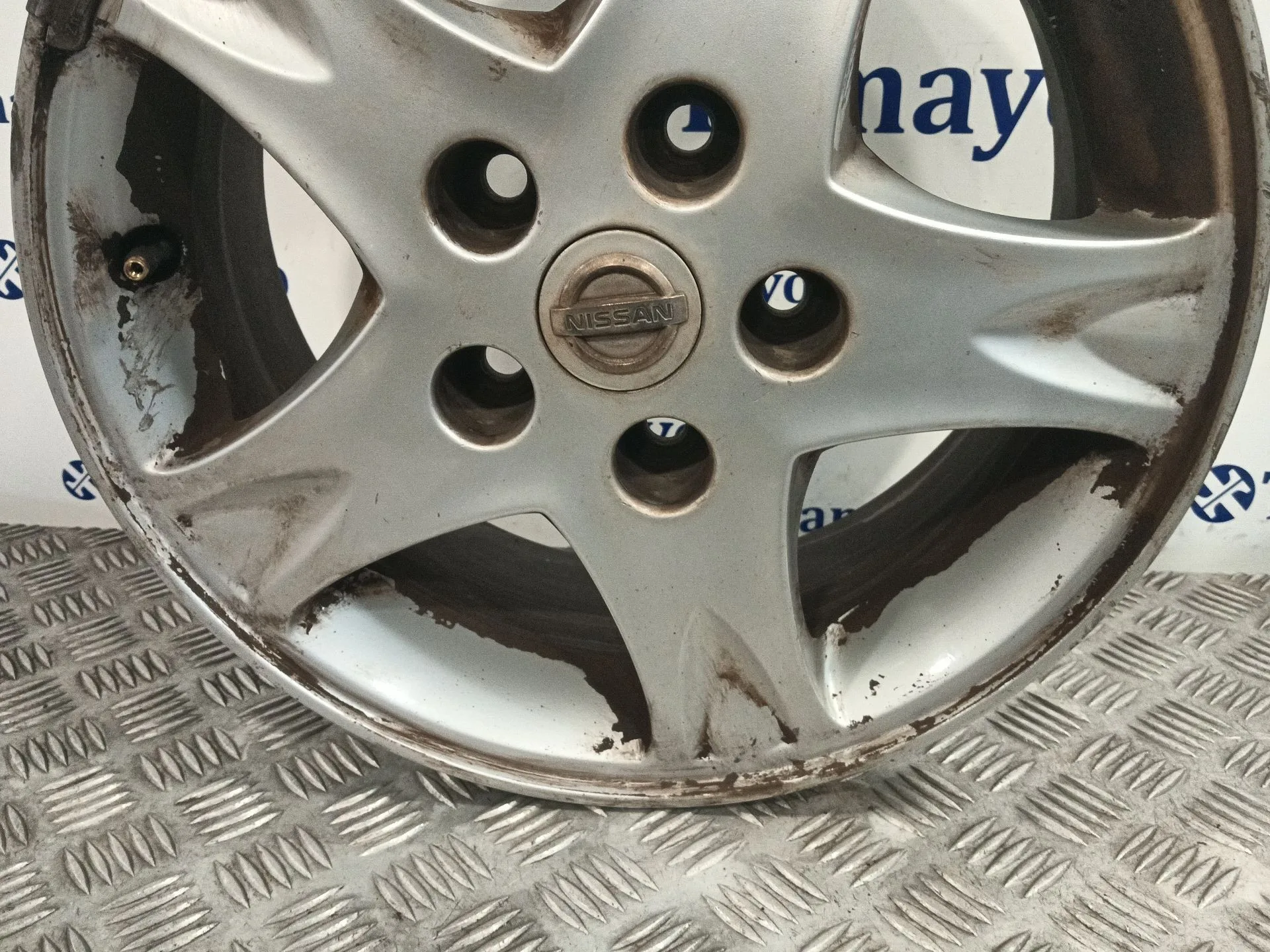 Llanta para Nissan Almera Tino (V10)