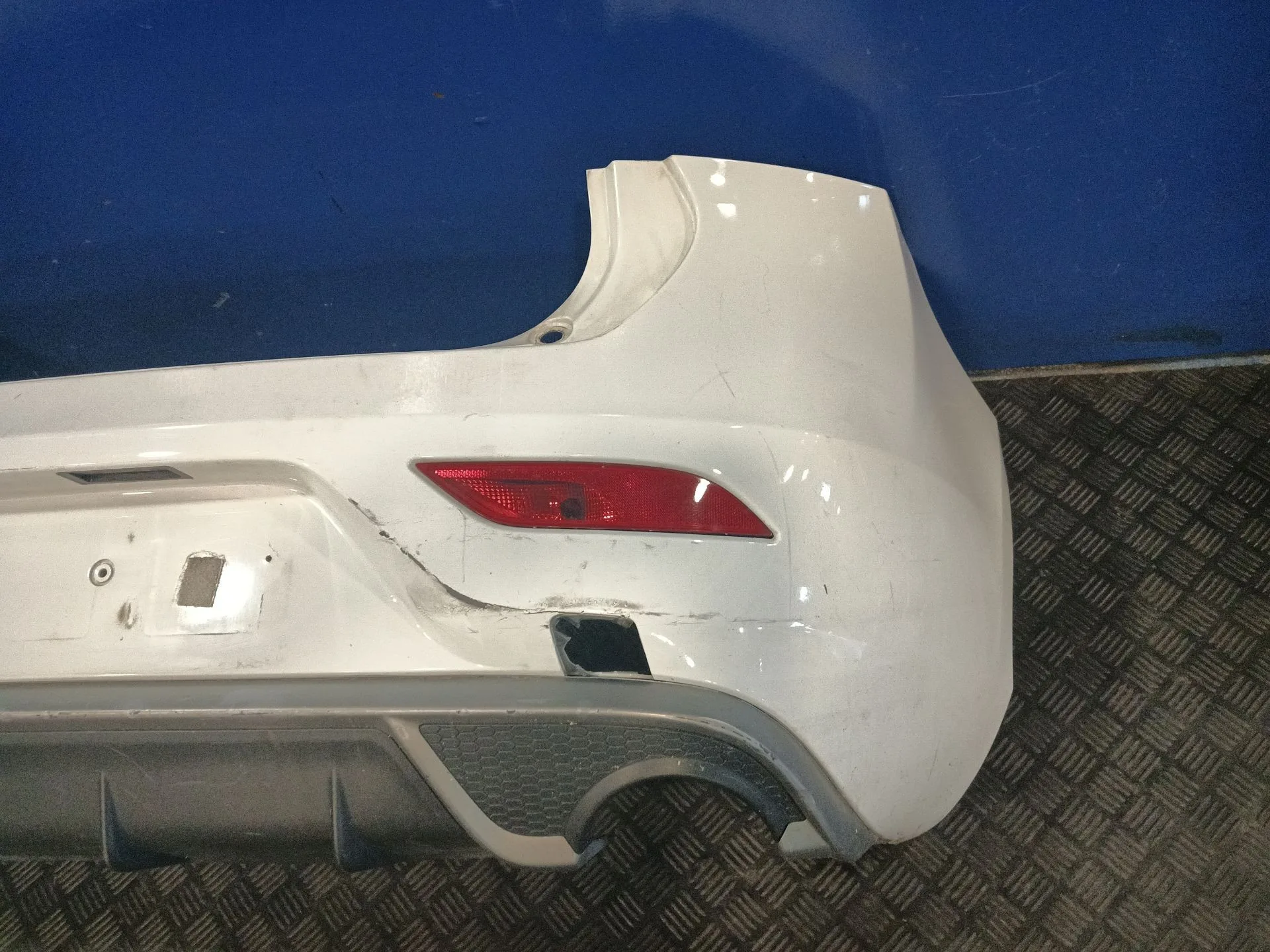 Paragolpes Trasero para Volvo V40 Hatchback (525)