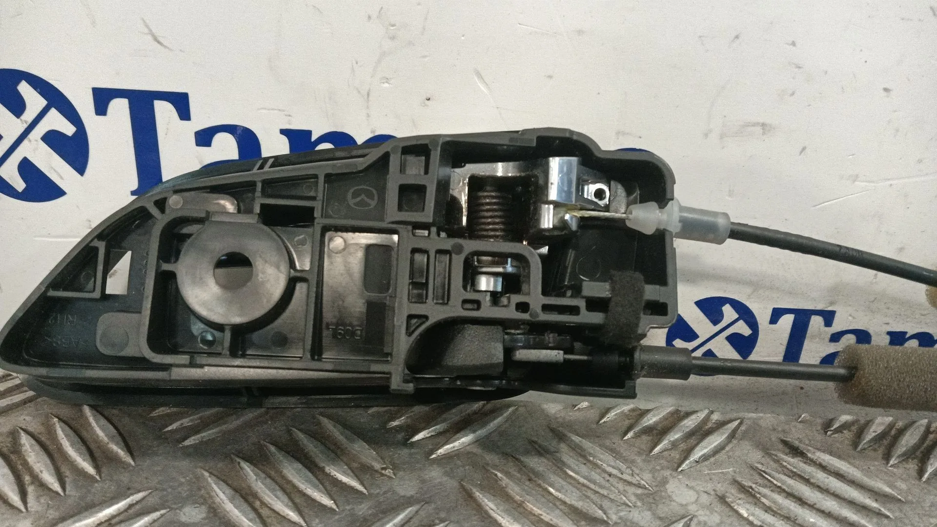 Cerradura Puerta Trasera Derecha para Mazda 2 Lim. ()