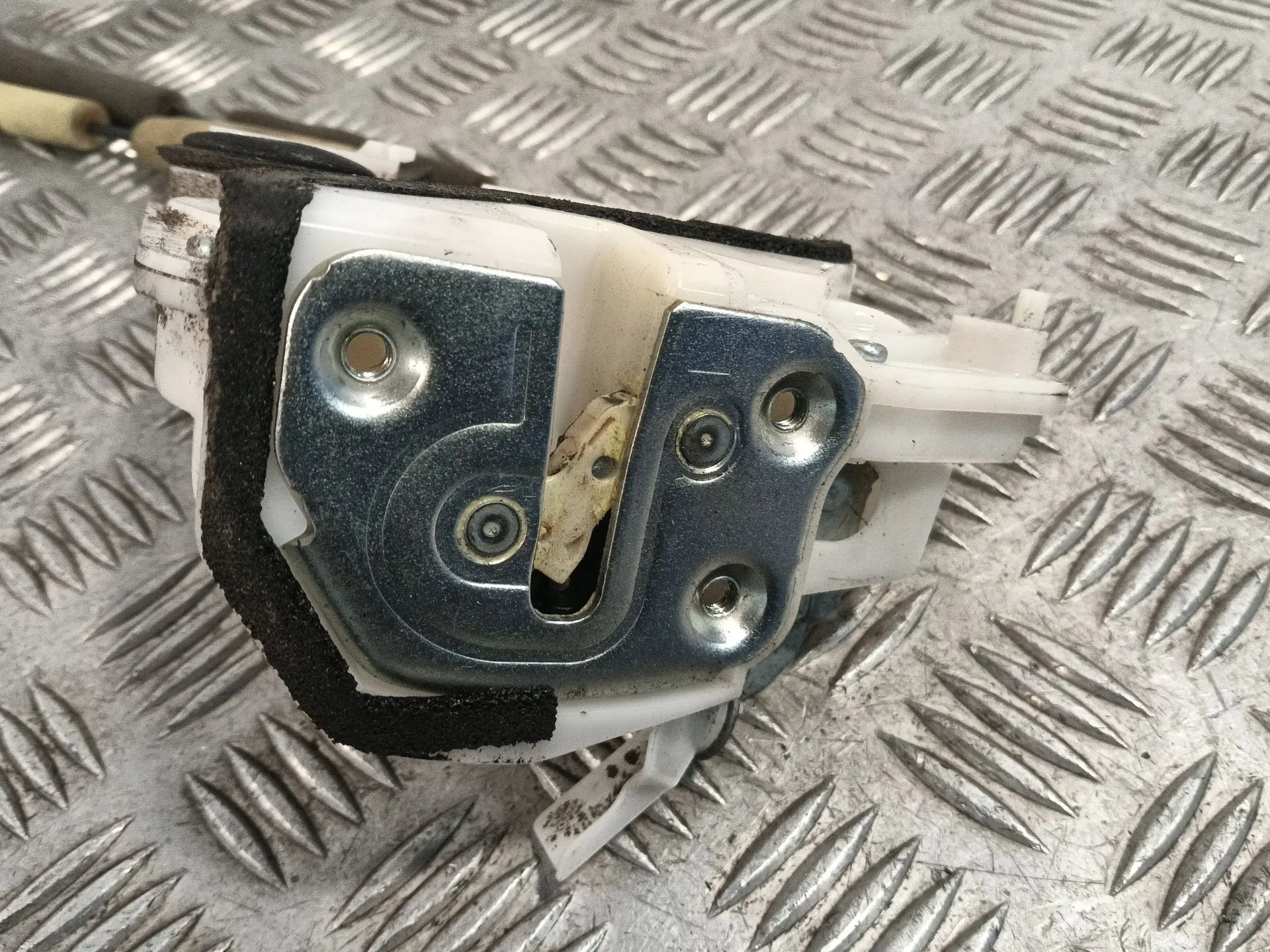 Cerradura Puerta Trasera Izquierda para Mazda 2 Lim. ()