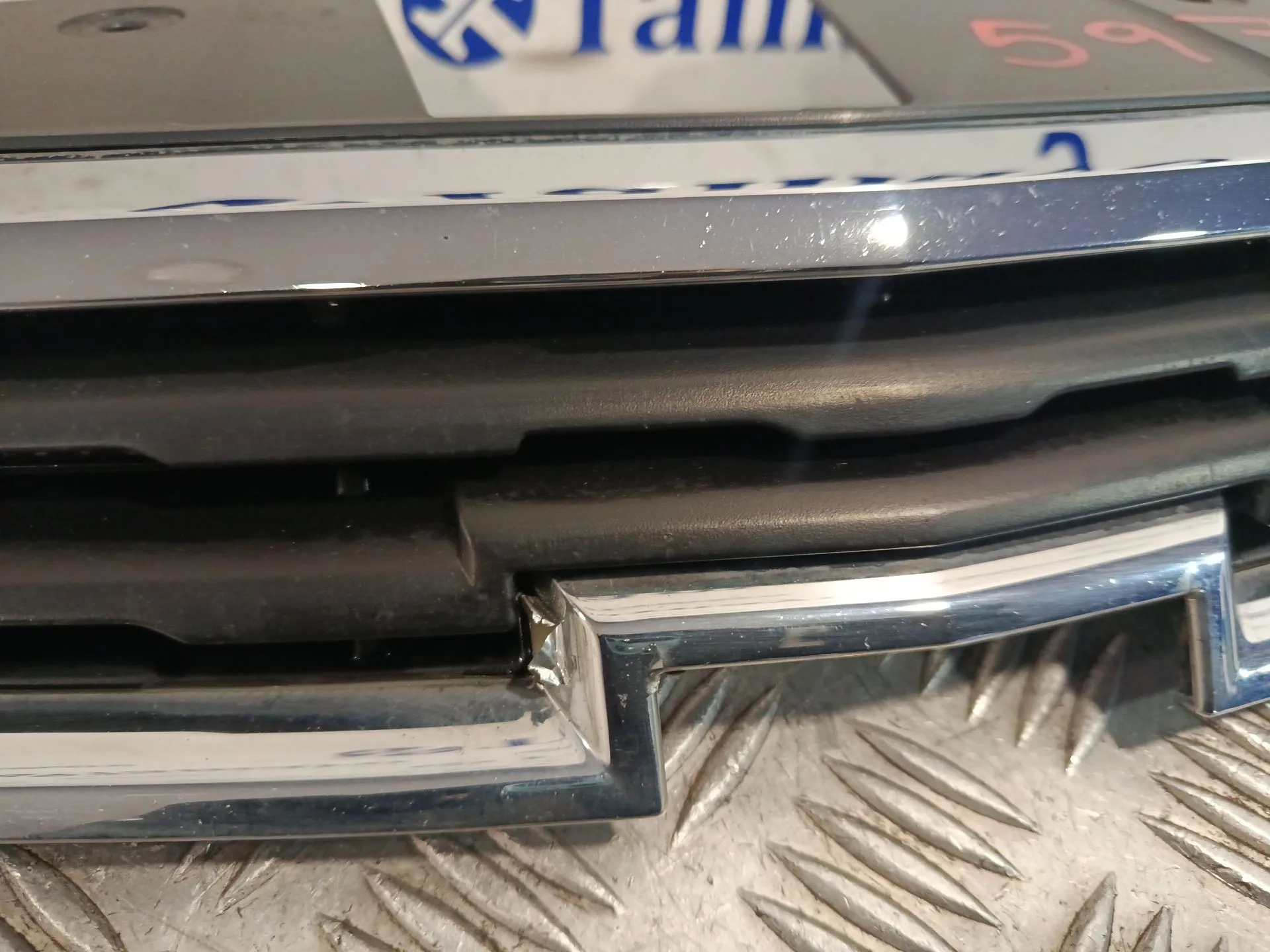 Rejilla Delantera para Chevrolet Cruze Hatchback (J305)