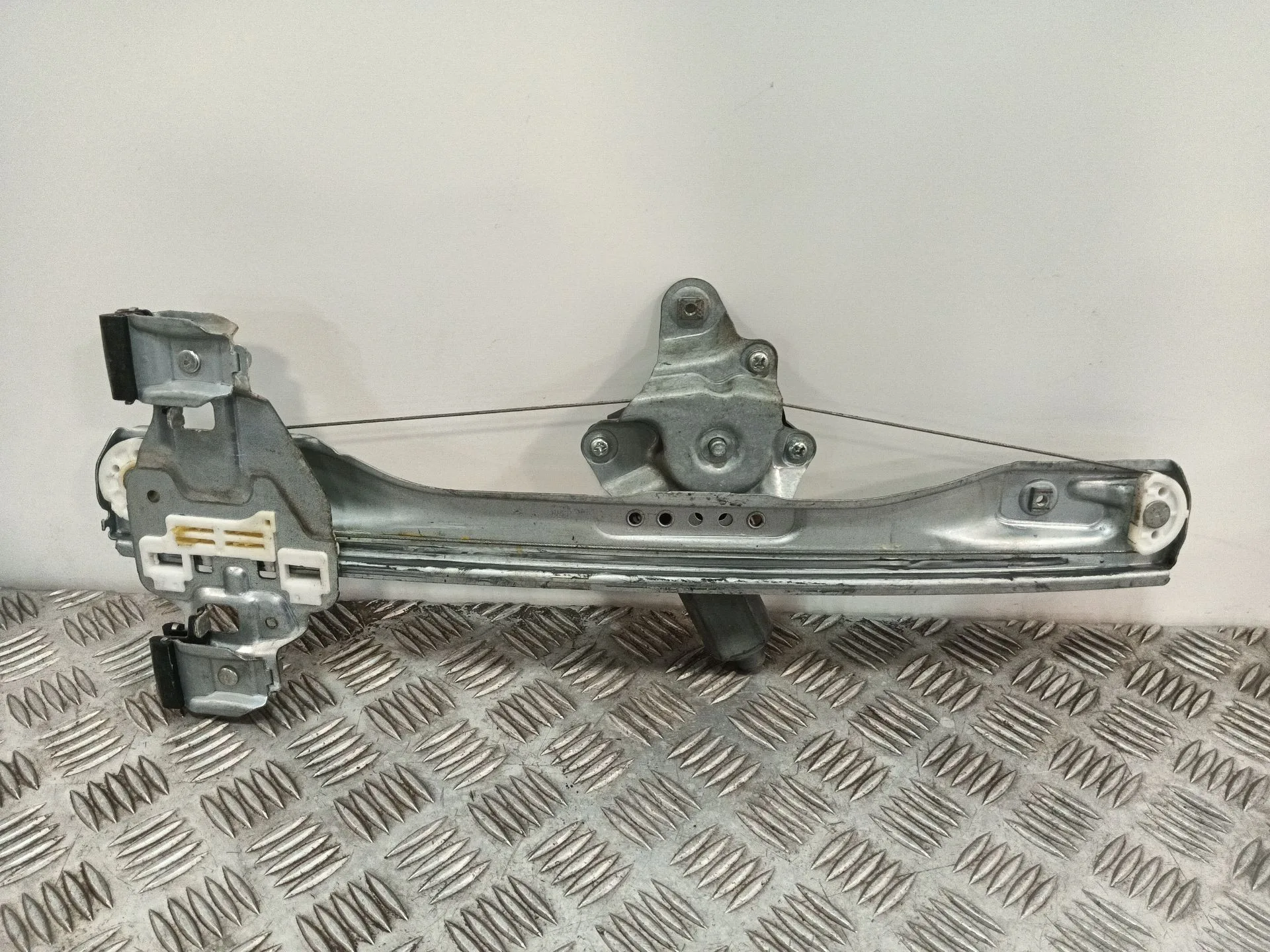 Elevalunas Trasero Derecho para Chevrolet Cruze Hatchback (J305)