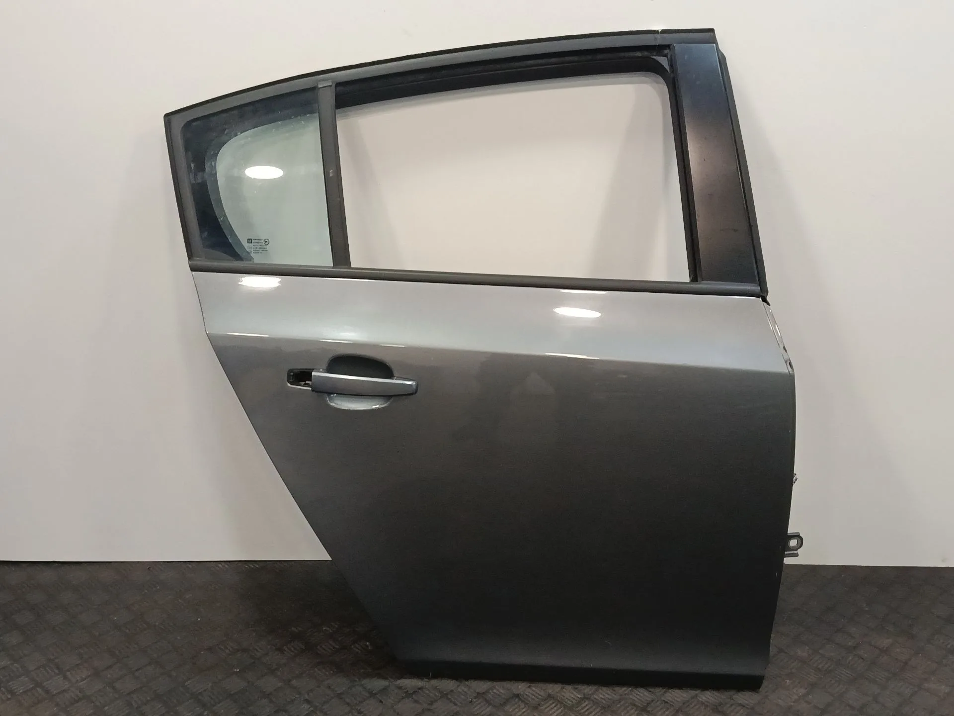 Puerta Trasera Derecha para Chevrolet Cruze Hatchback (J305)