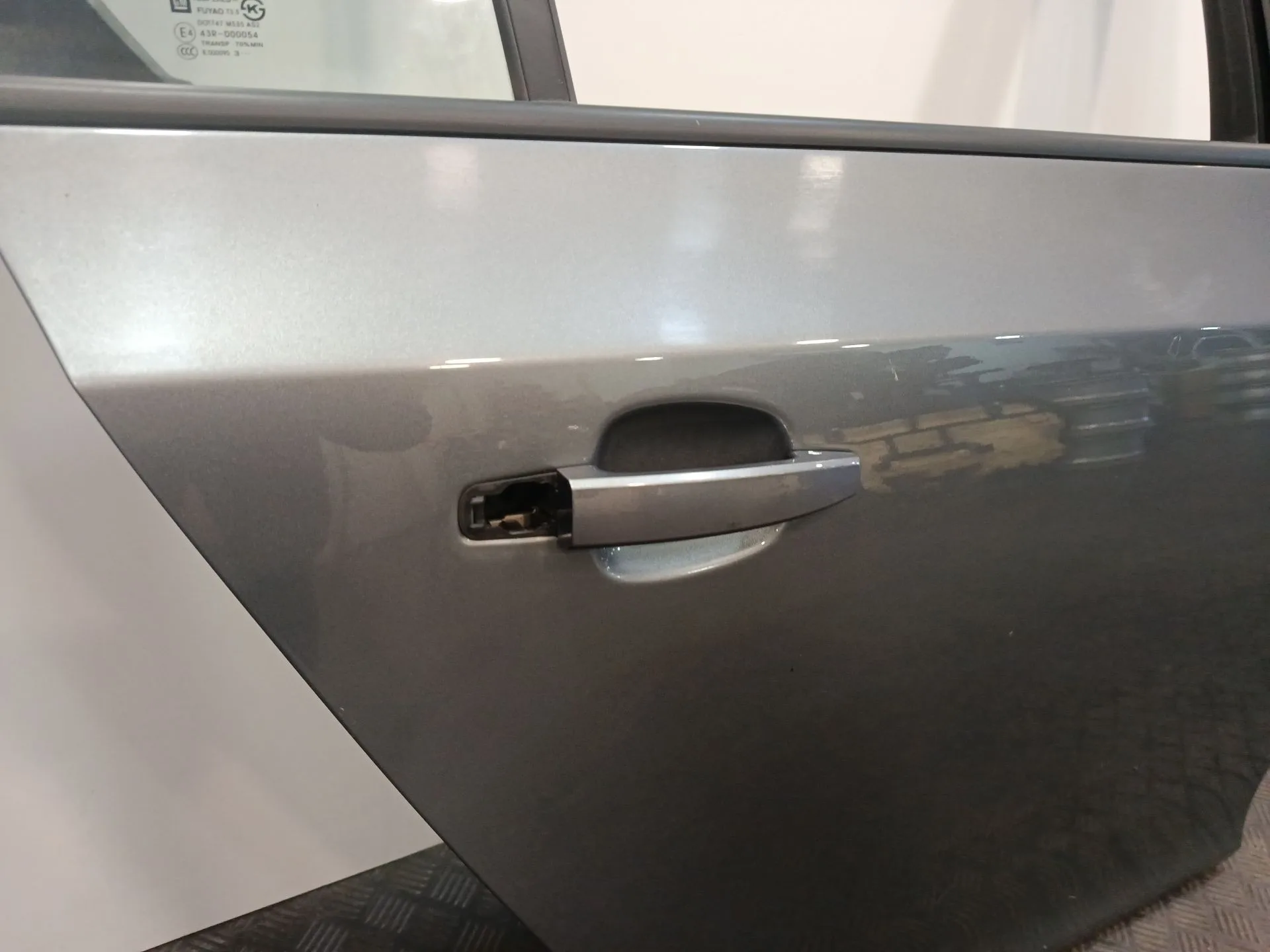 Puerta Trasera Derecha para Chevrolet Cruze Hatchback (J305)