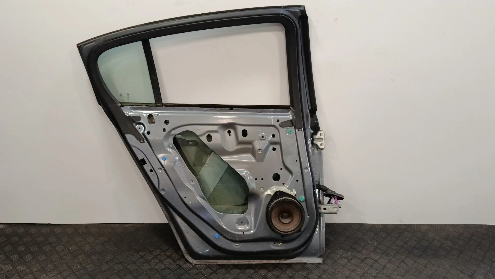 Puerta Trasera Izquierda para Chevrolet Cruze Hatchback (J305)