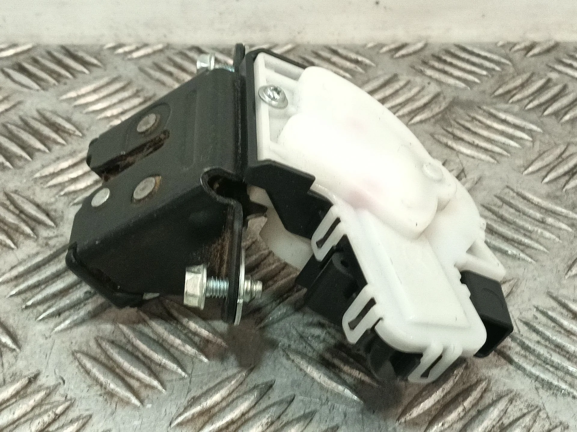Cerradura Maletero / Porton para Mazda 3 Lim. (Bl)