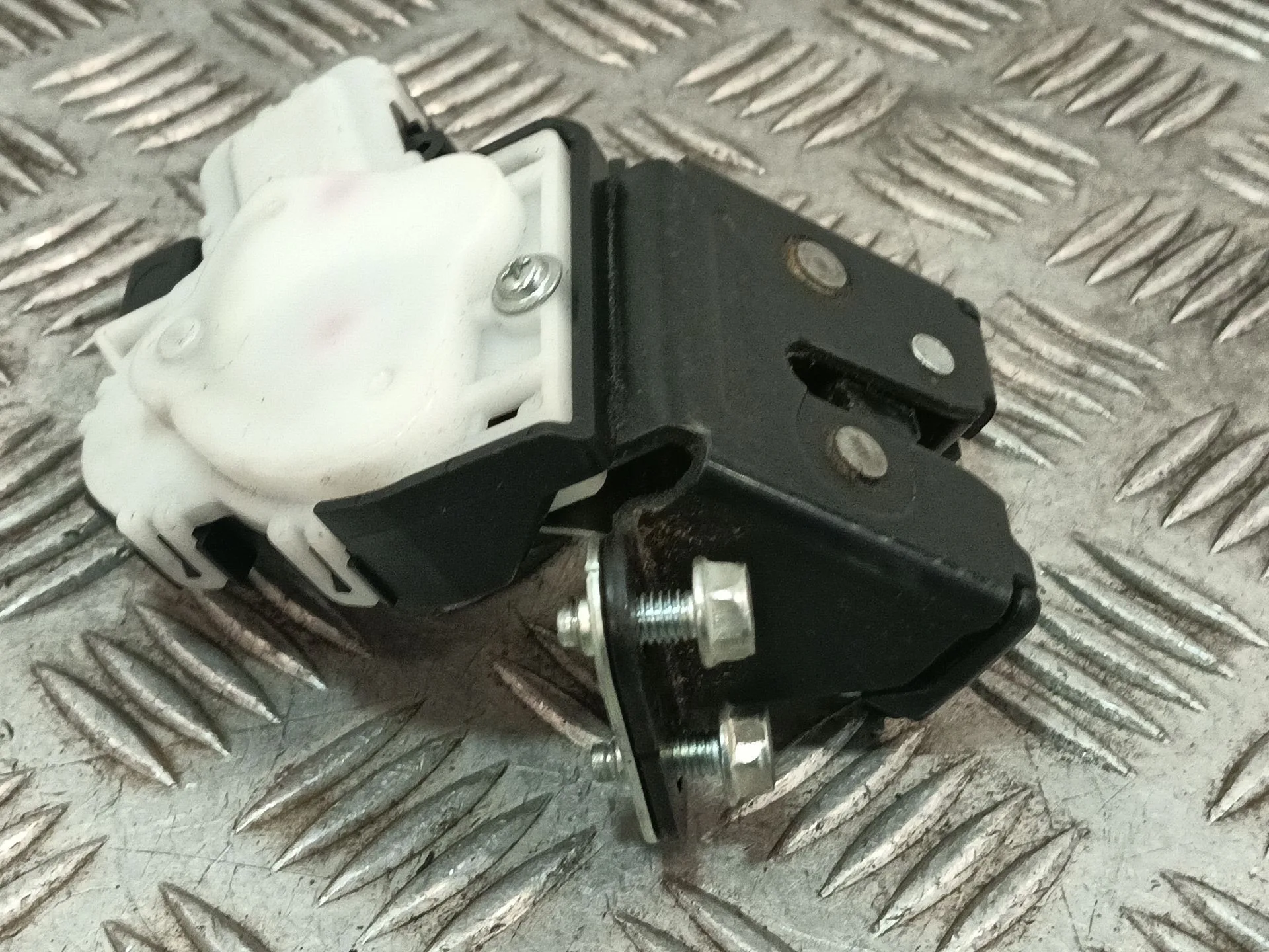 Cerradura Maletero / Porton para Mazda 3 Lim. (Bl)