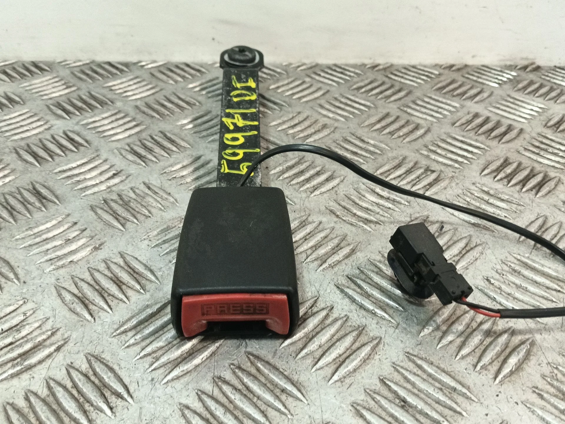 Enganche Cinturon Delantero Izquierdo para Renault Clio Iii (Br0/1, Cr0/1)