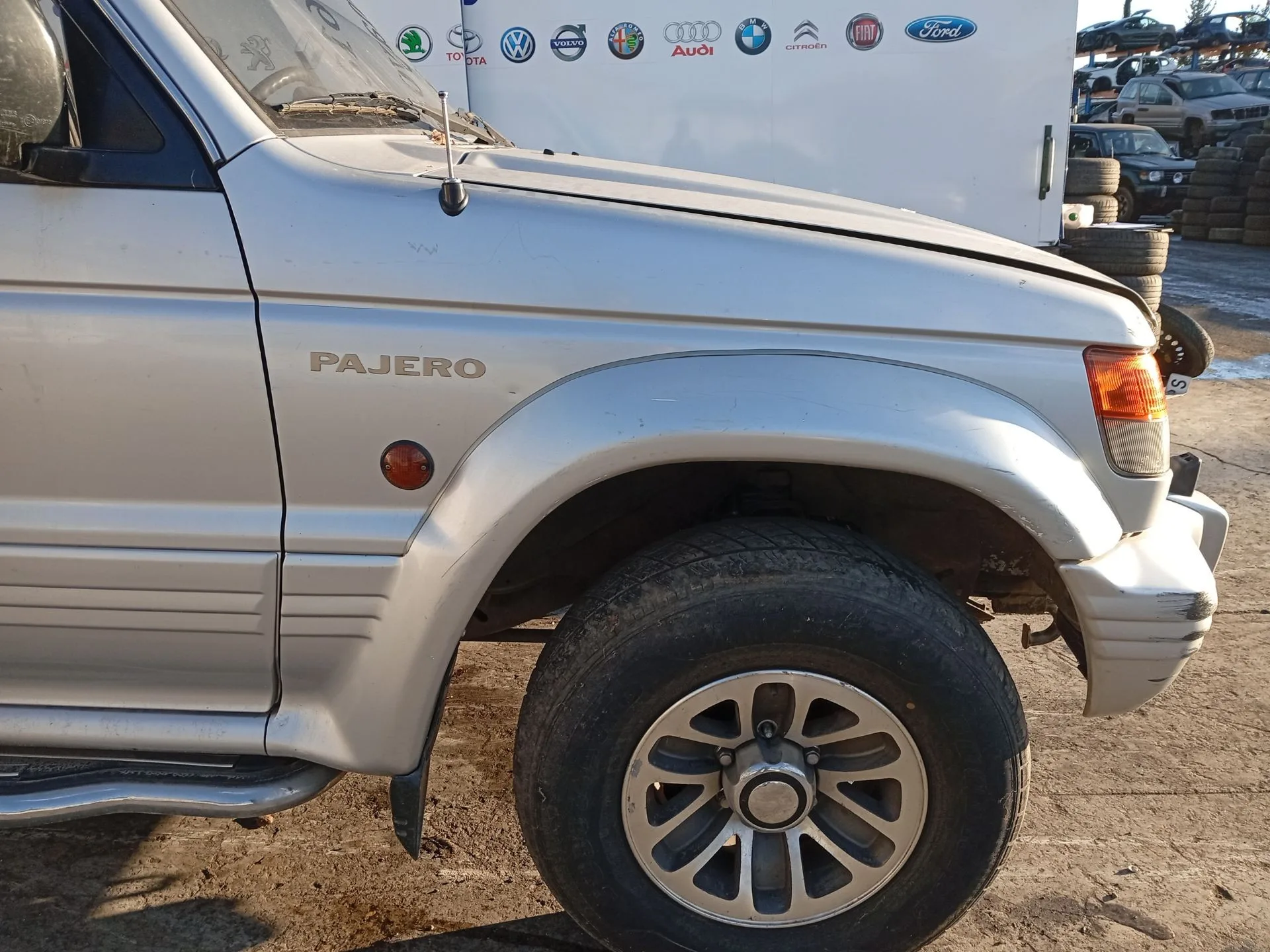 Aletin Delantero Derecho para Mitsubishi Montero Canvas Top (V2_C, V4_C)