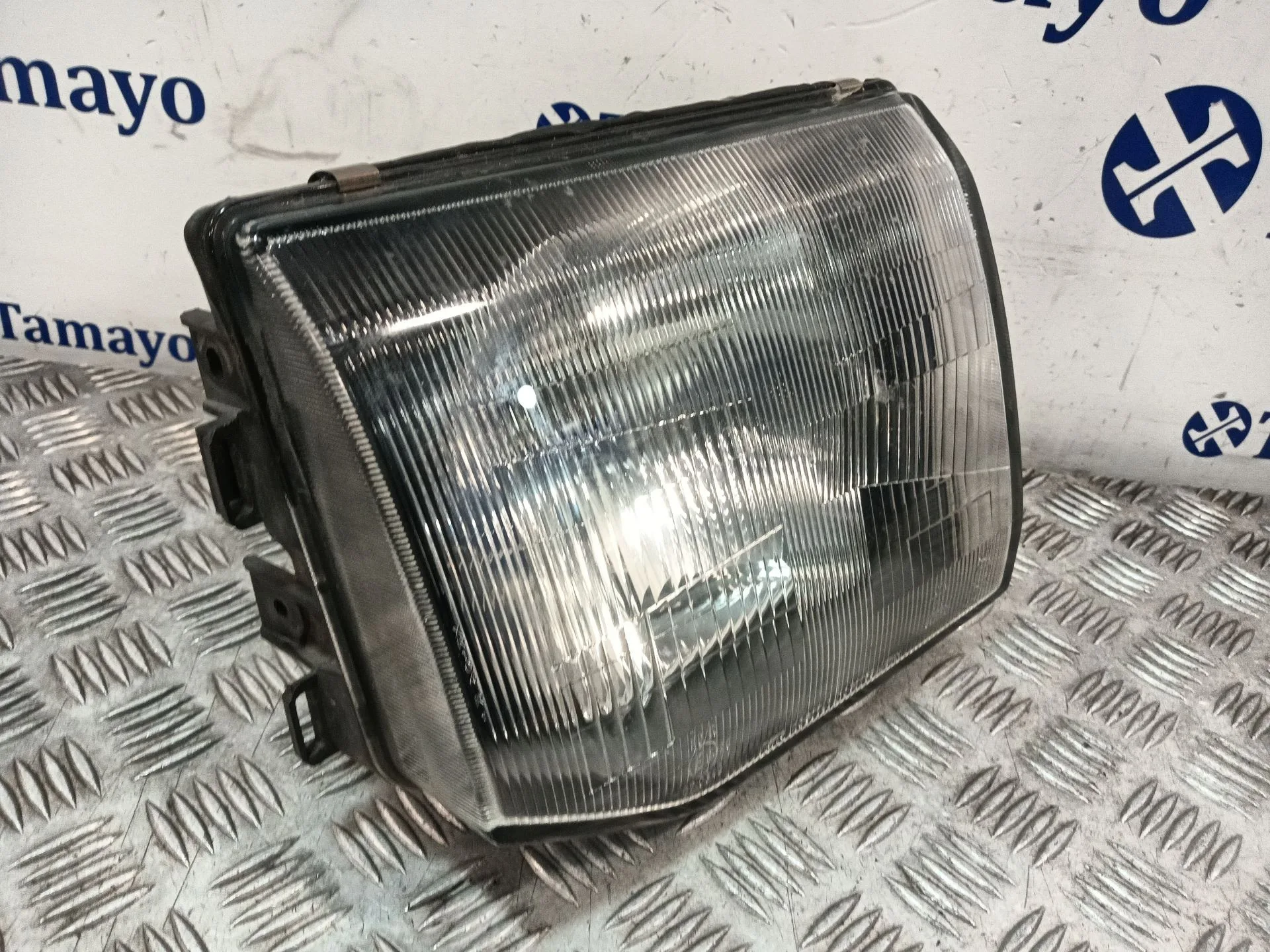 Faro Derecho para Mitsubishi Montero Canvas Top (V2_C, V4_C)