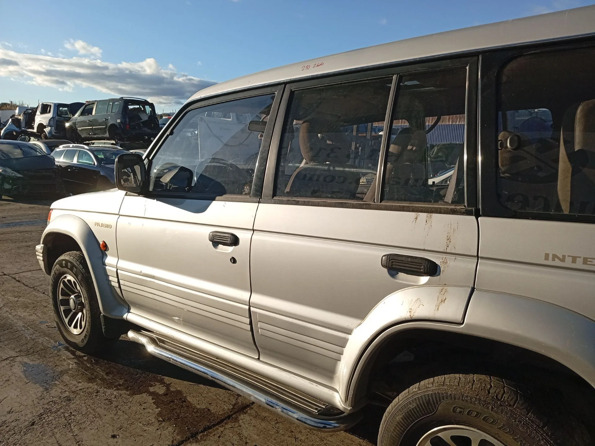 Puerta Trasera Izquierda para Mitsubishi Montero Canvas Top (V2_C, V4_C)