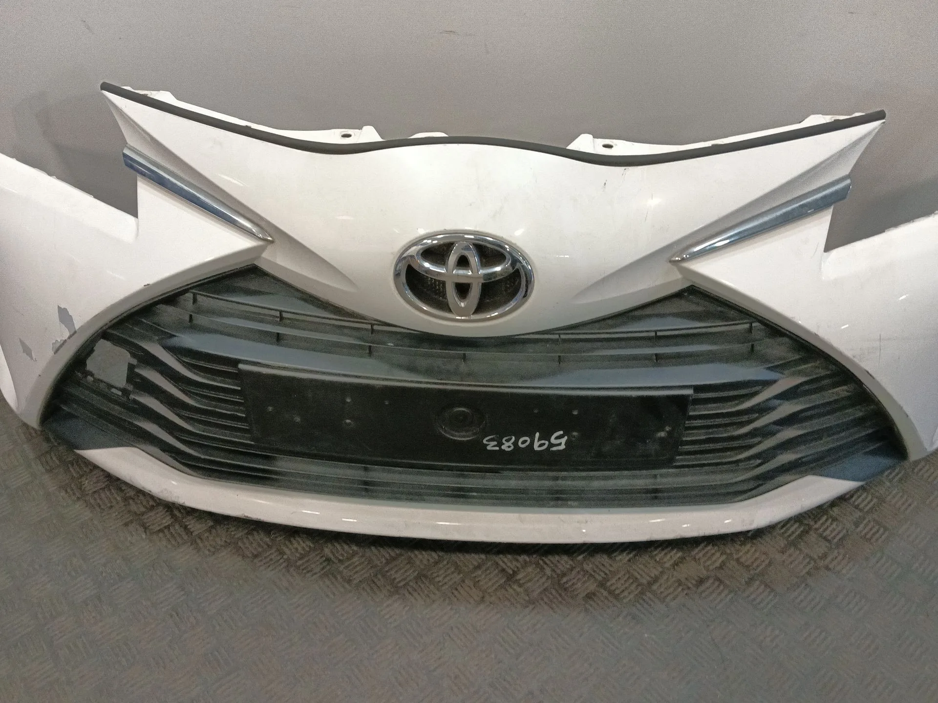 Paragolpes Delantero para Toyota Yaris (_P13_)