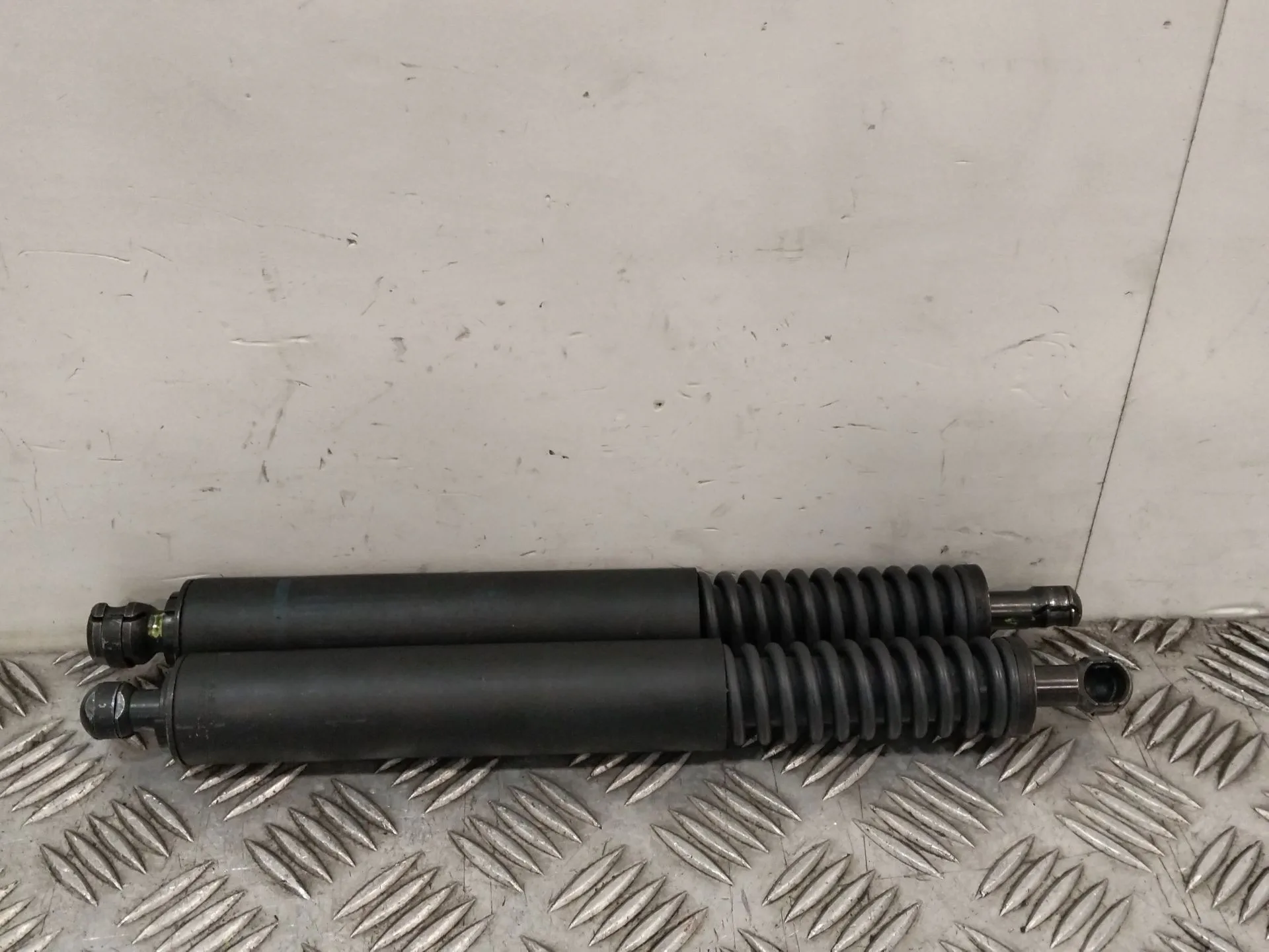 Amortiguadores Maletero / Porton para Volkswagen Touareg (7L6)
