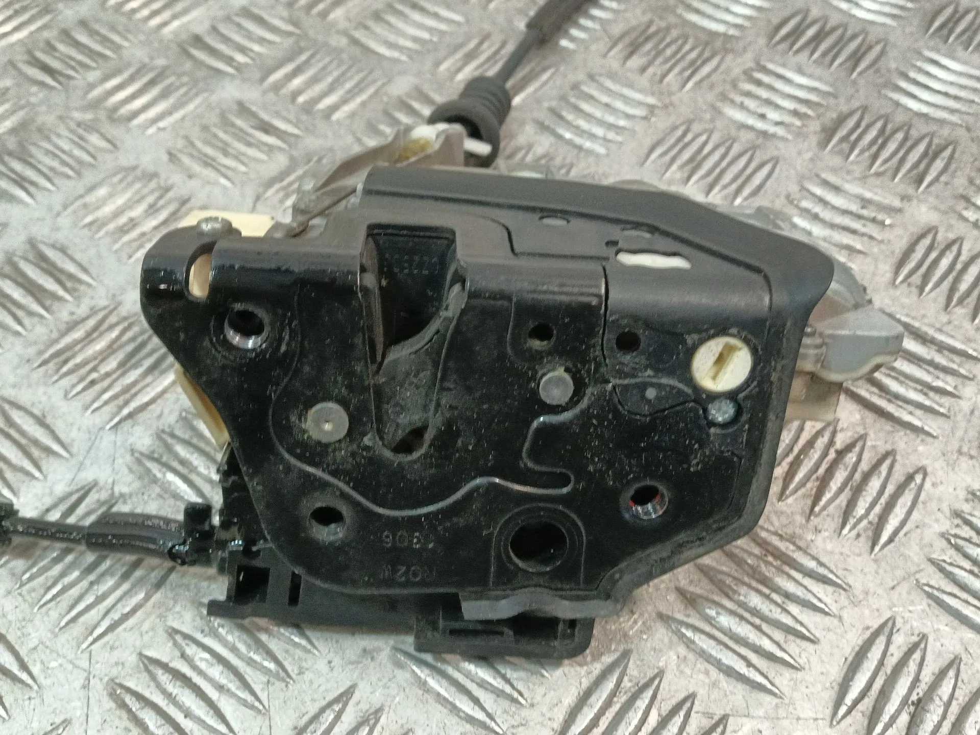 Cerradura Puerta Delantera Derecha para Volkswagen Passat Berlina (3C2)