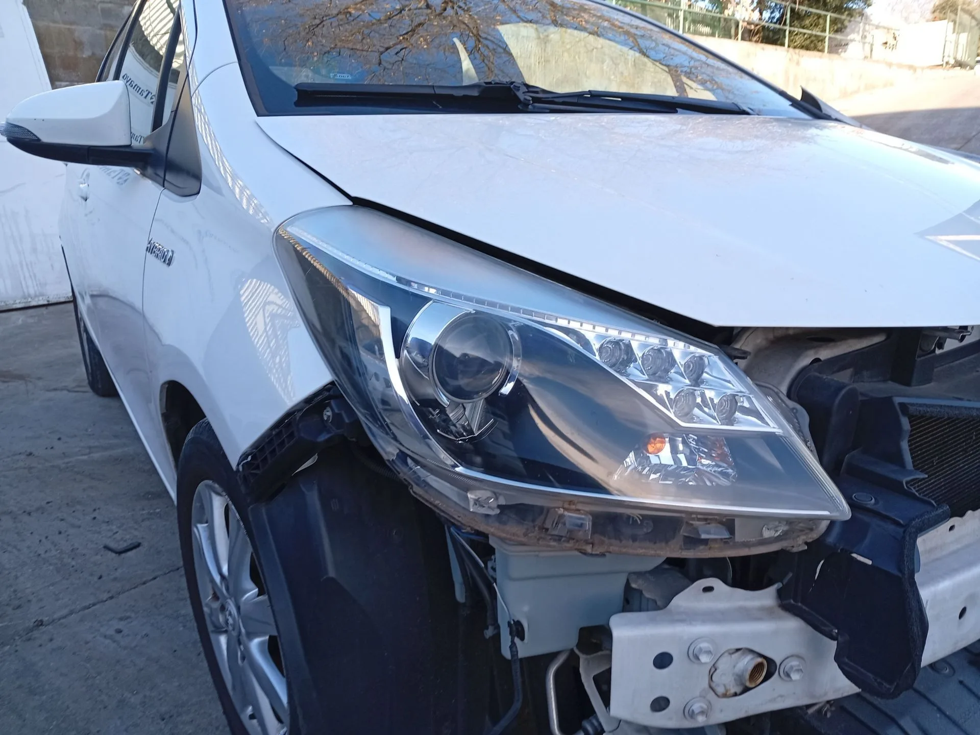 Faro Derecho para Toyota Yaris (Xp13M)