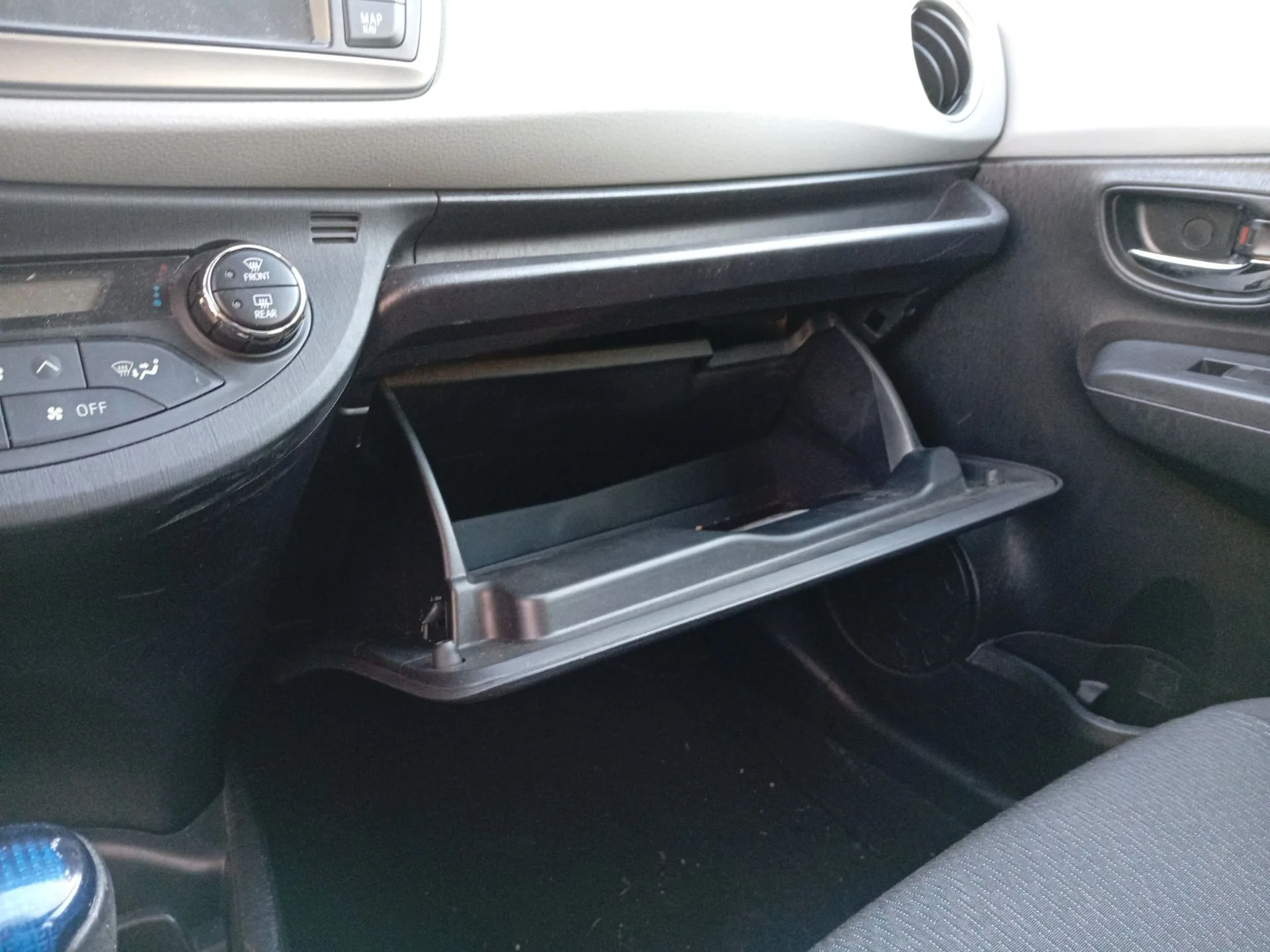 Guantera para Toyota Yaris (Xp13M)