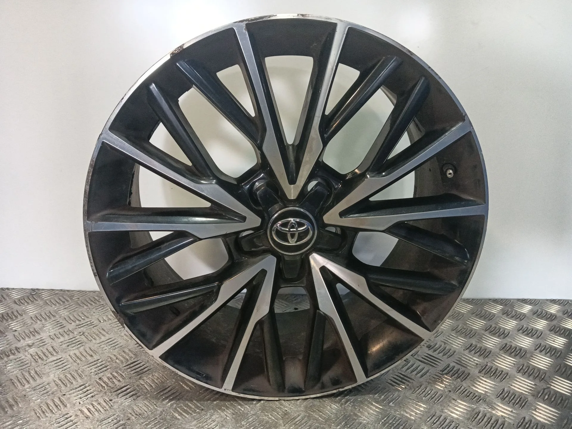 Llanta para Toyota C-Hr (_X1_)