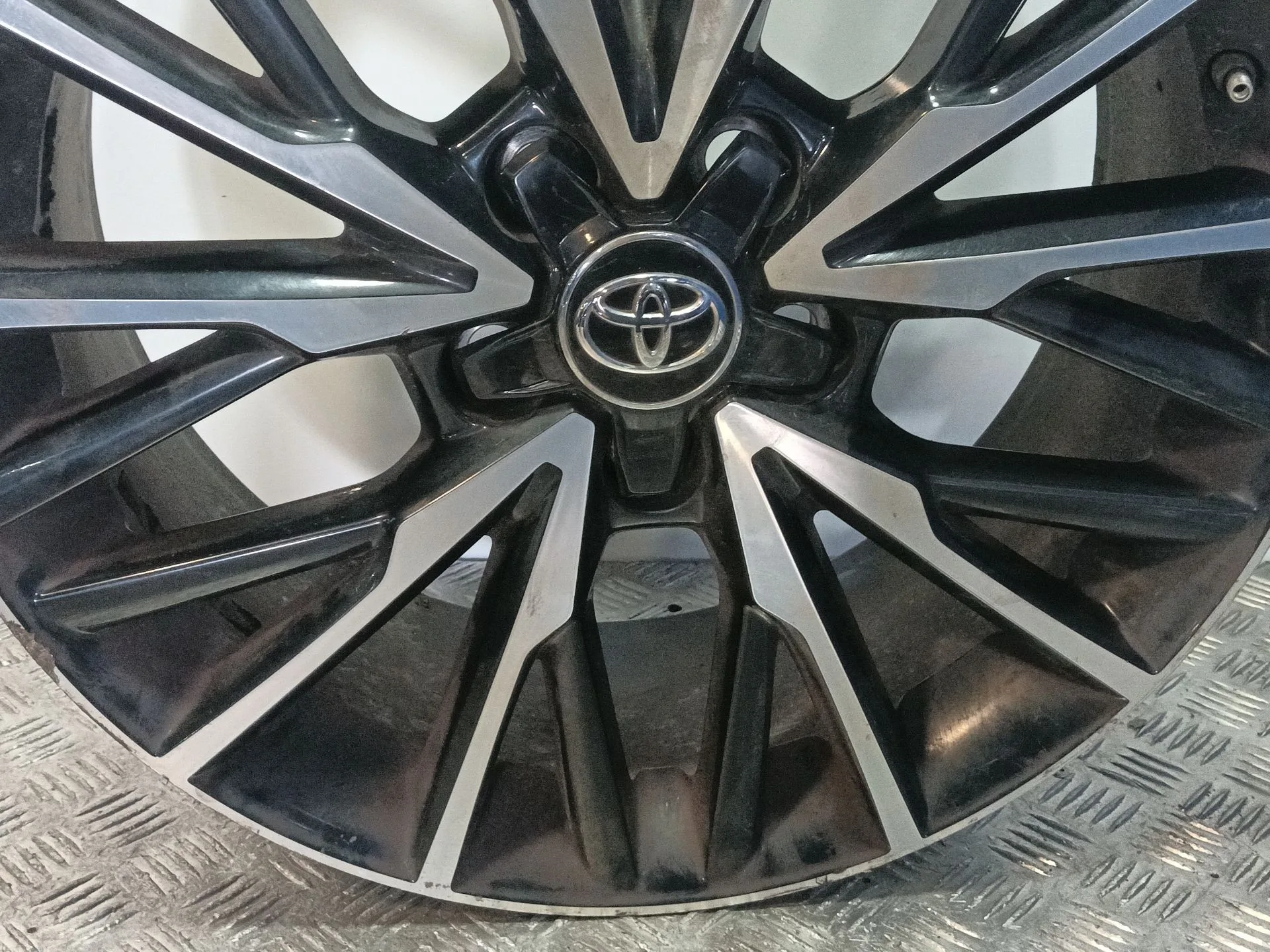 Llanta para Toyota C-Hr (_X1_)