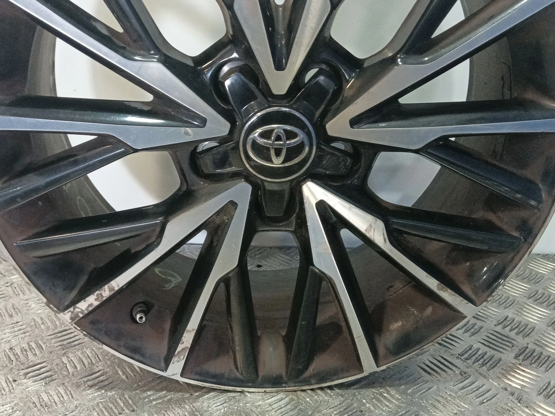 Llanta para Toyota C-Hr (_X1_)