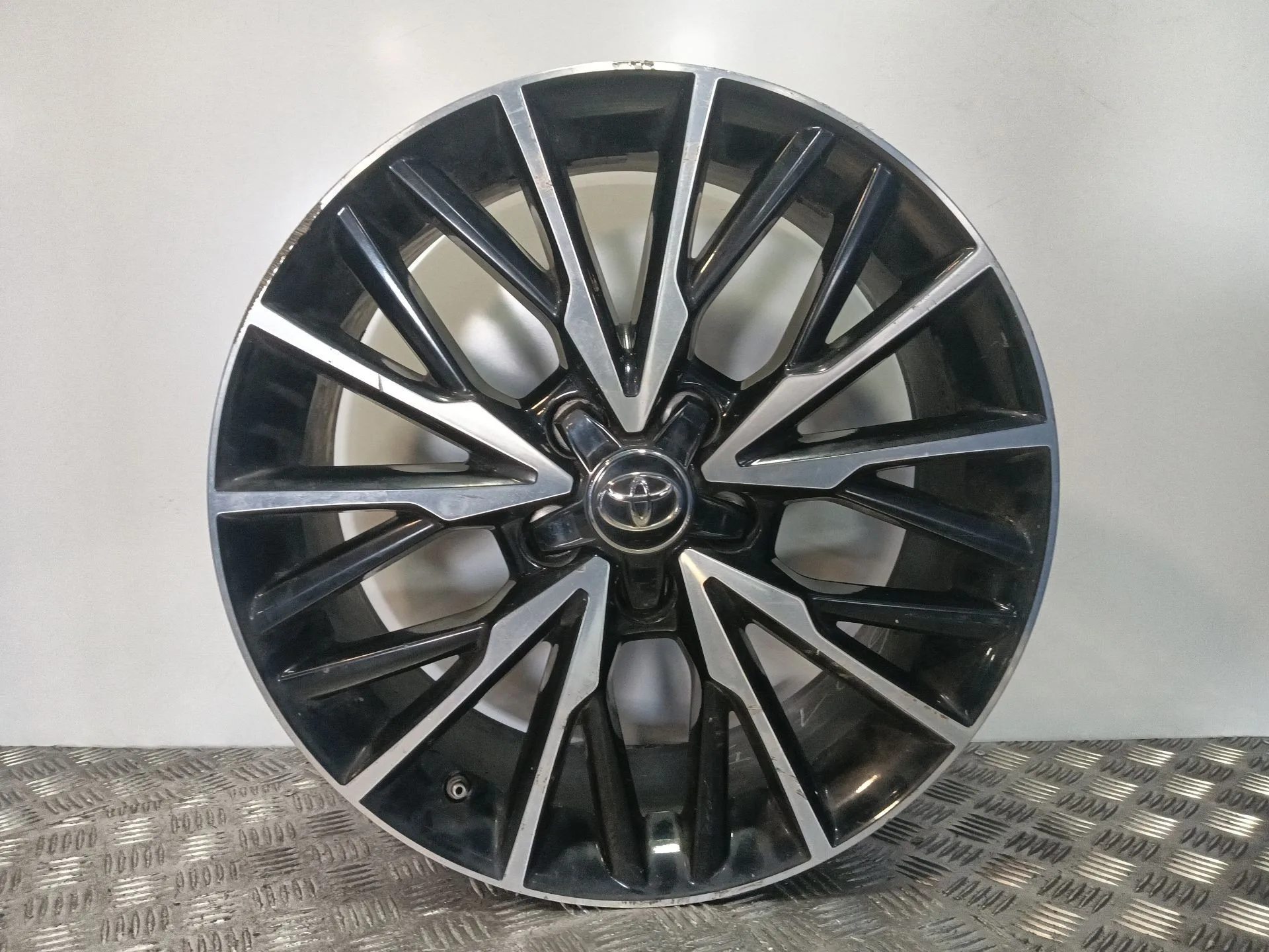 Llanta para Toyota C-Hr (_X1_)