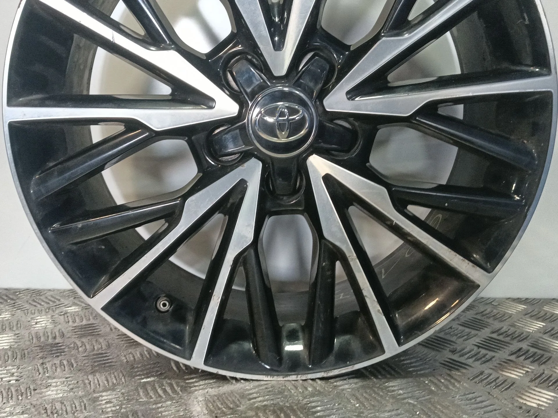Llanta para Toyota C-Hr (_X1_)
