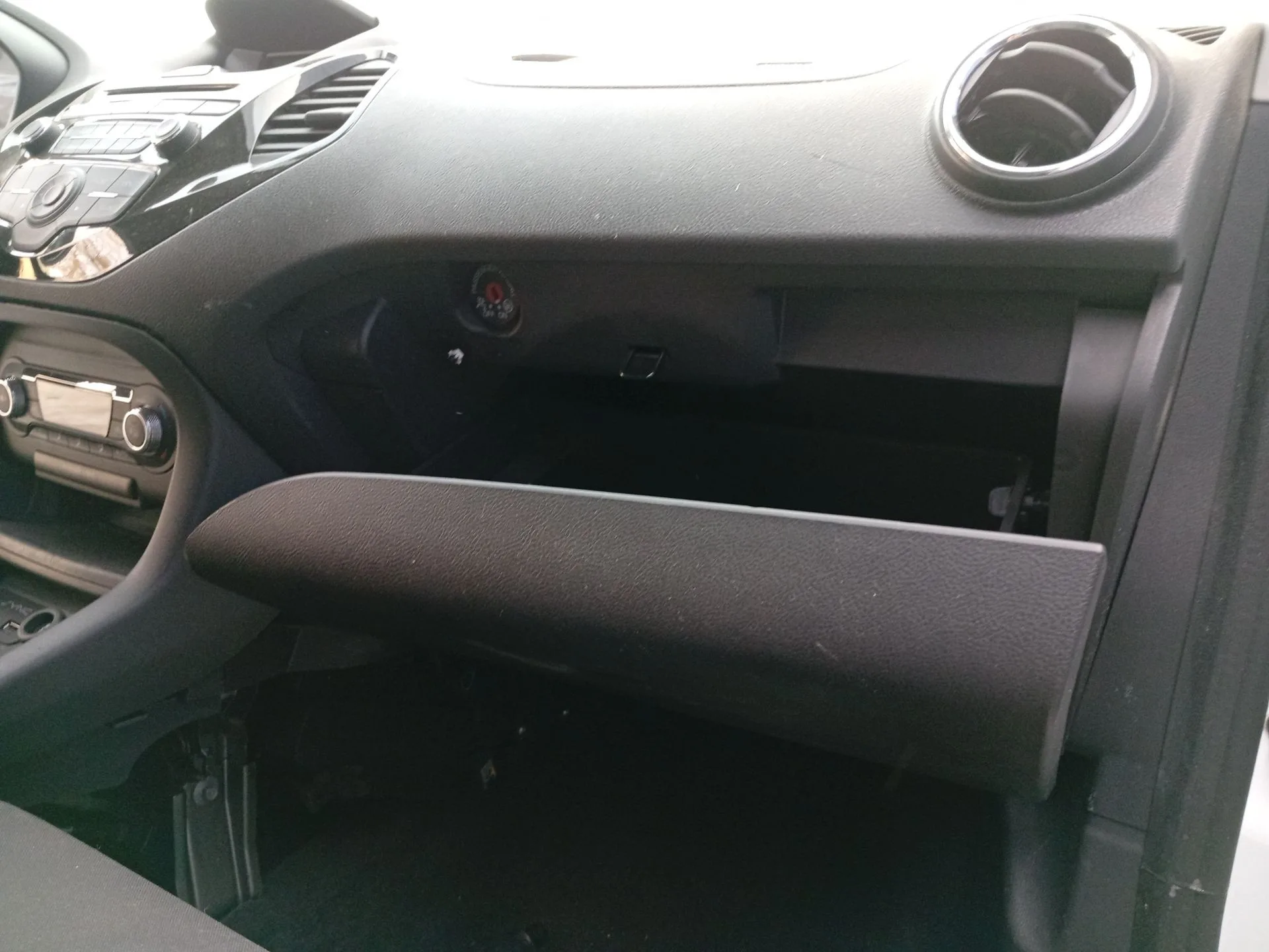 Guantera para Ford Ka+