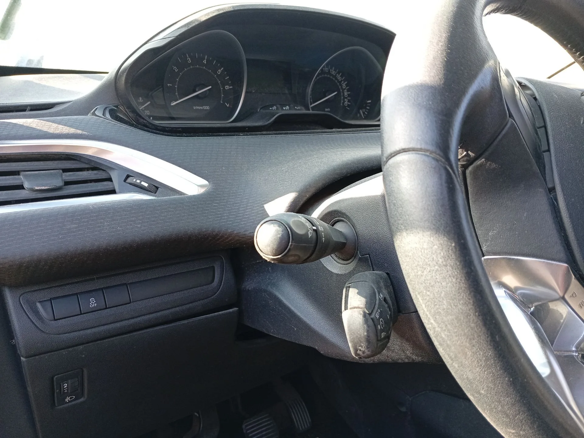 Com 2000 para Peugeot 208 I (Ca_, Cc_)