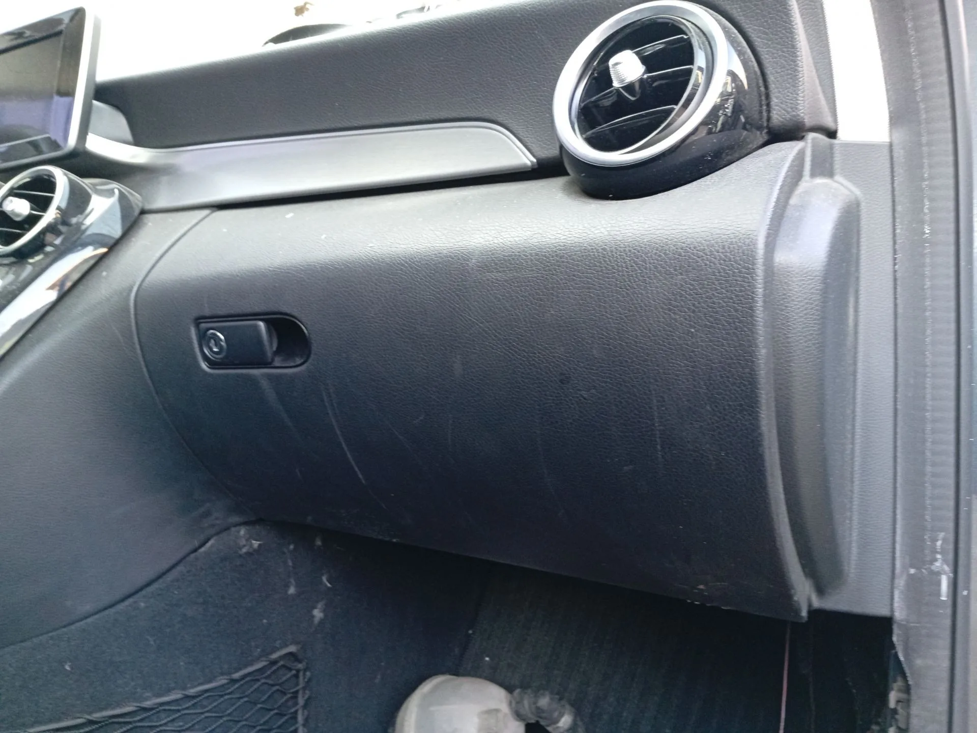 Guantera para Mercedes-Benz Clase C (W205)
